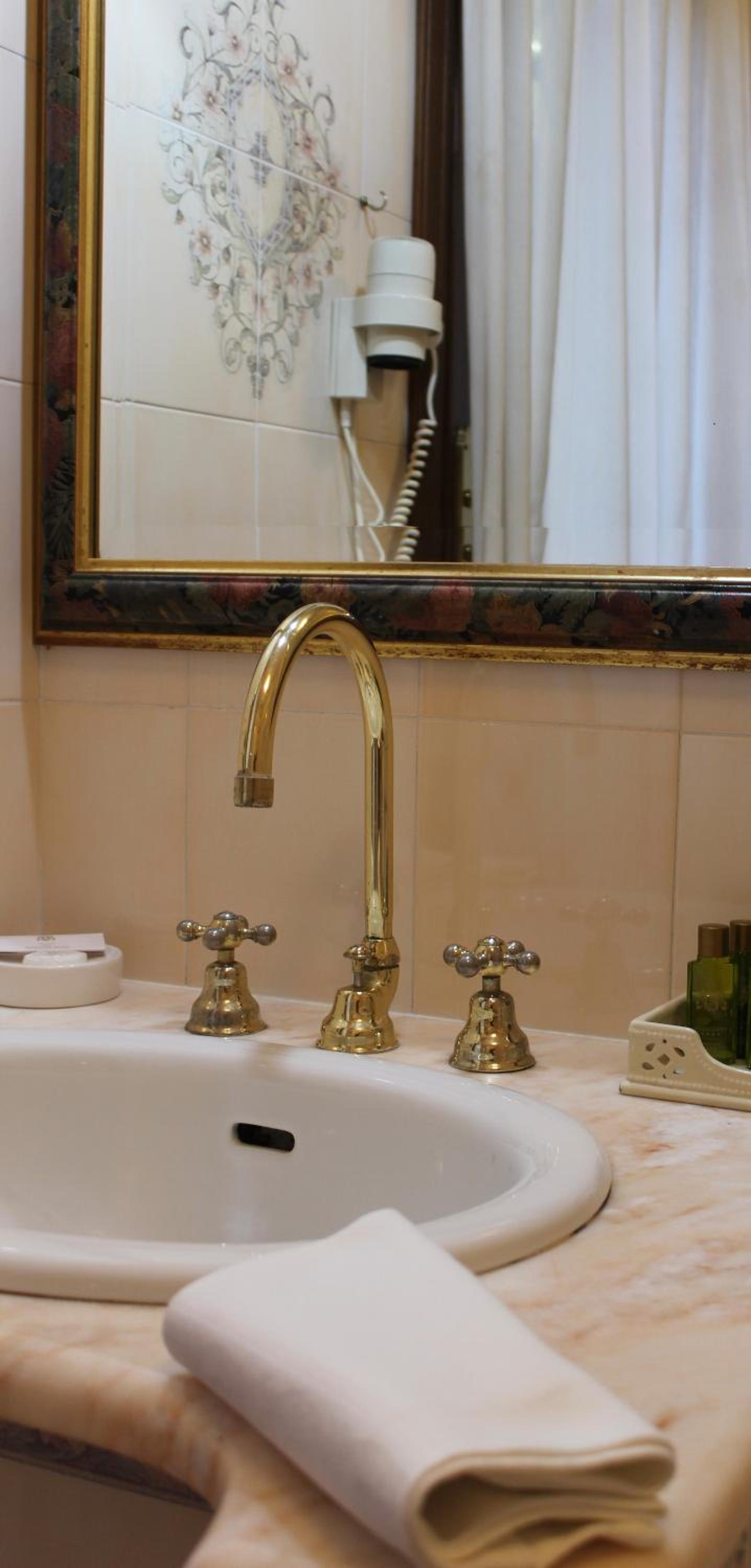 Suite - Photo 14