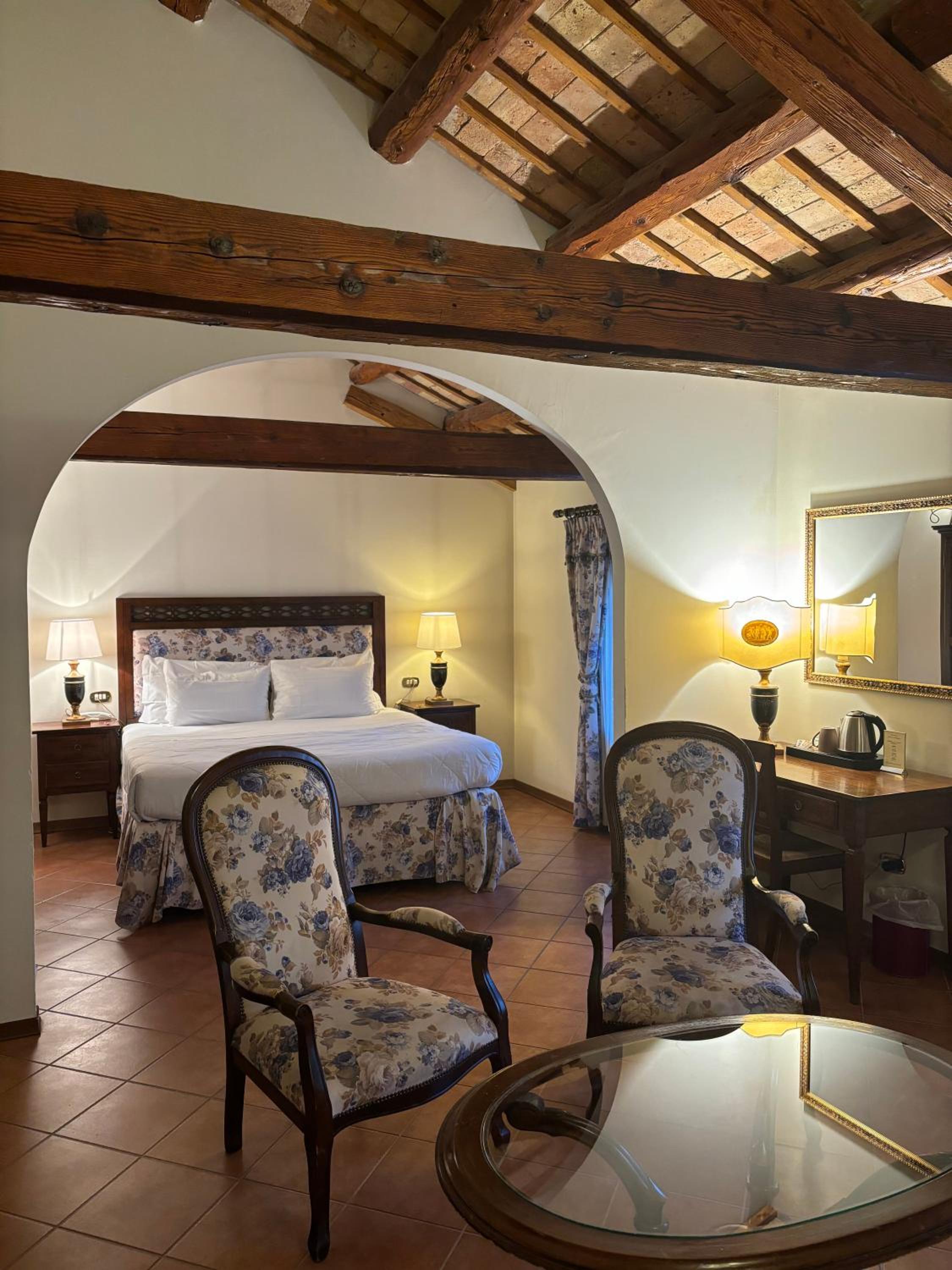 Suite - Photo 13