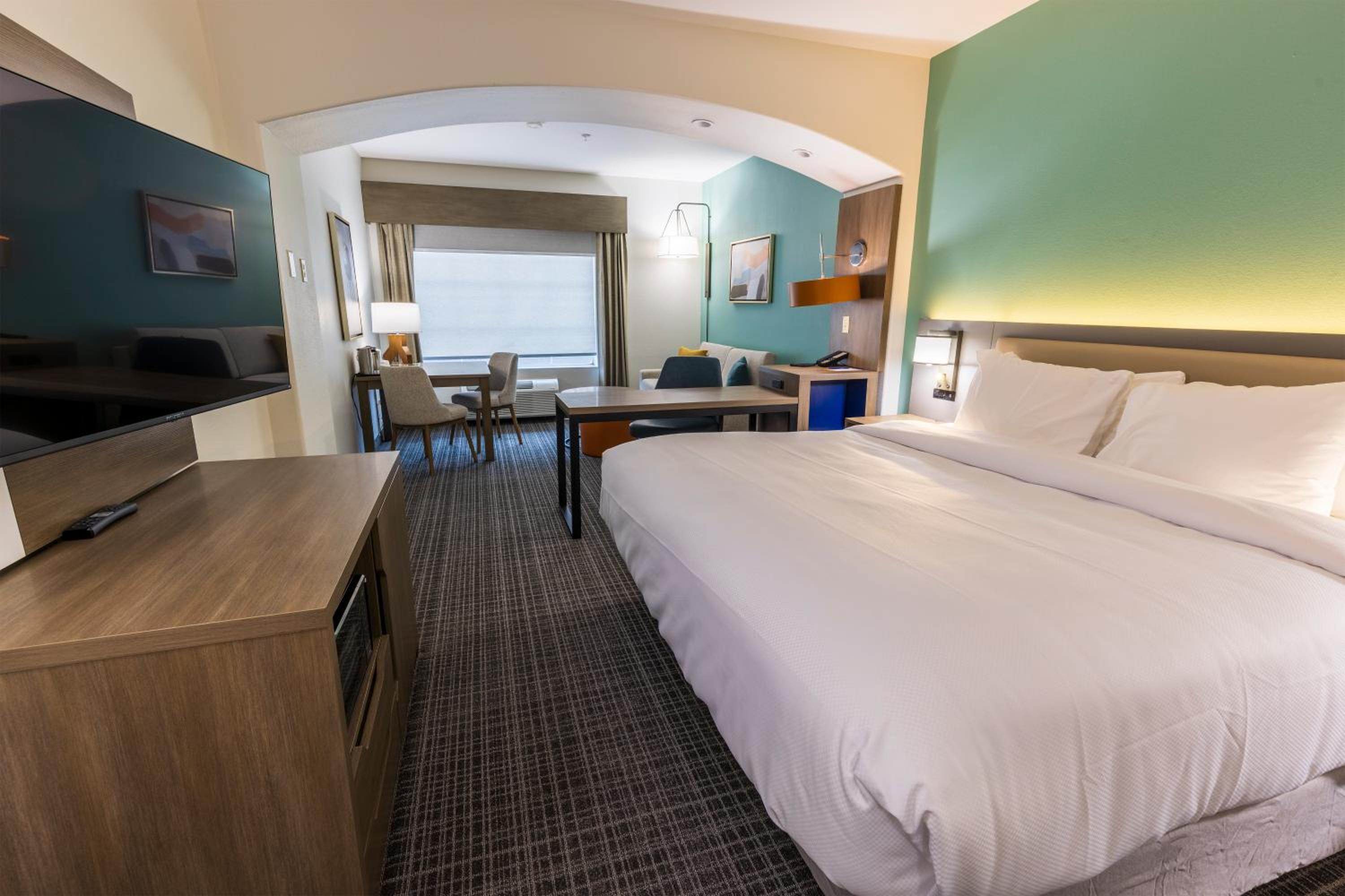 King Suite with Sofa bed - Non Smoking/Interior Hall - Photo 6