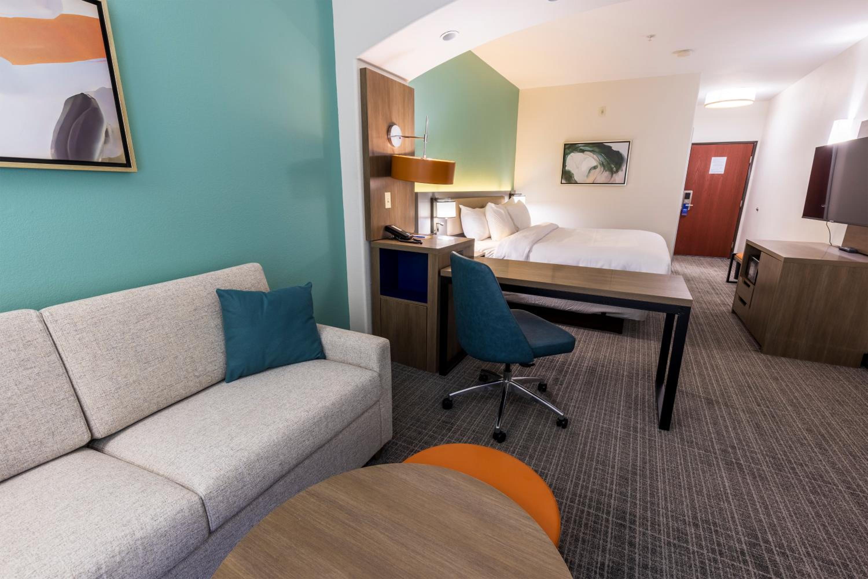 King Suite with Sofa bed - Non Smoking/Interior Hall - Photo 4