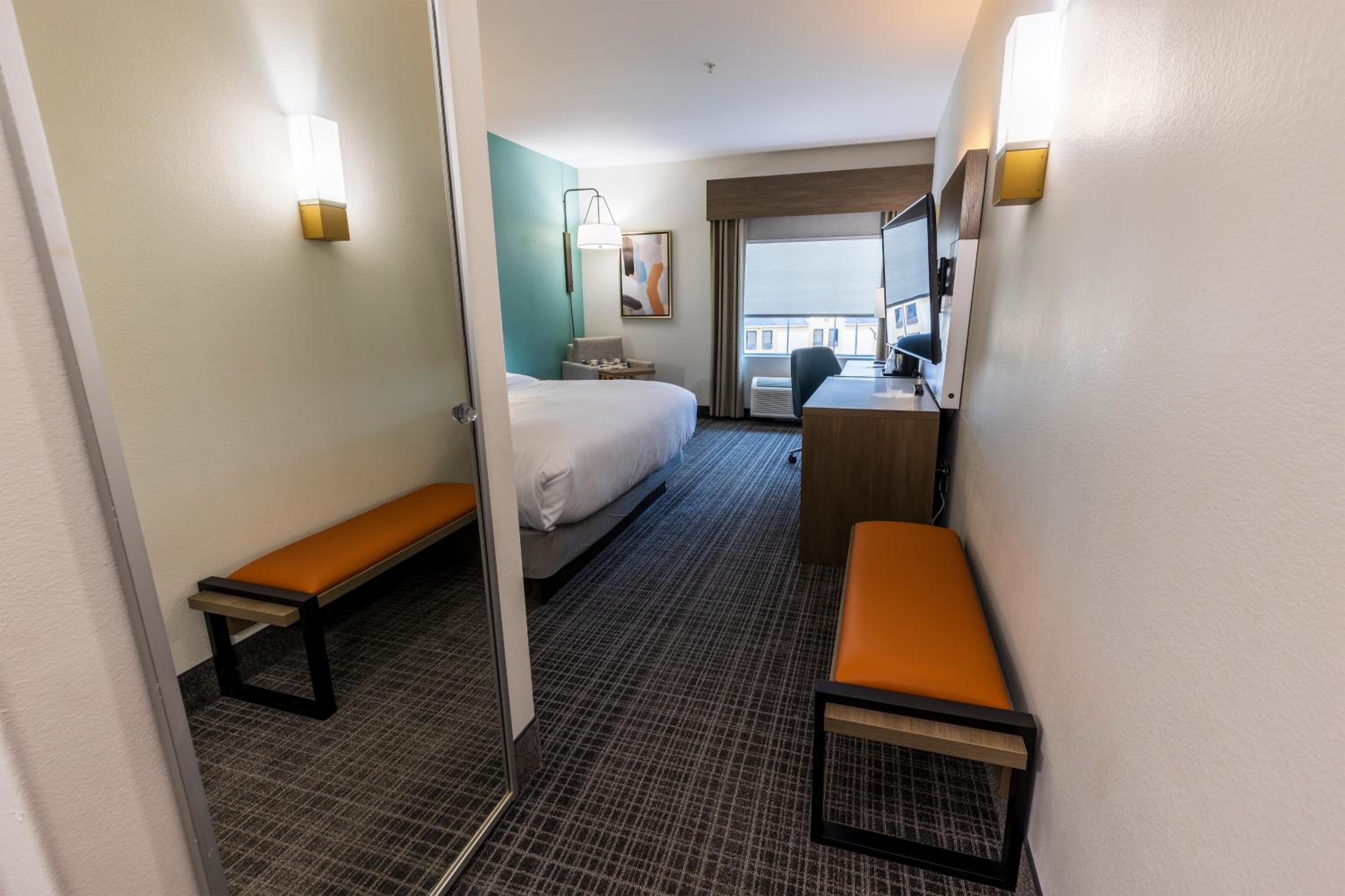 King Room - Non Smoking - Photo 3