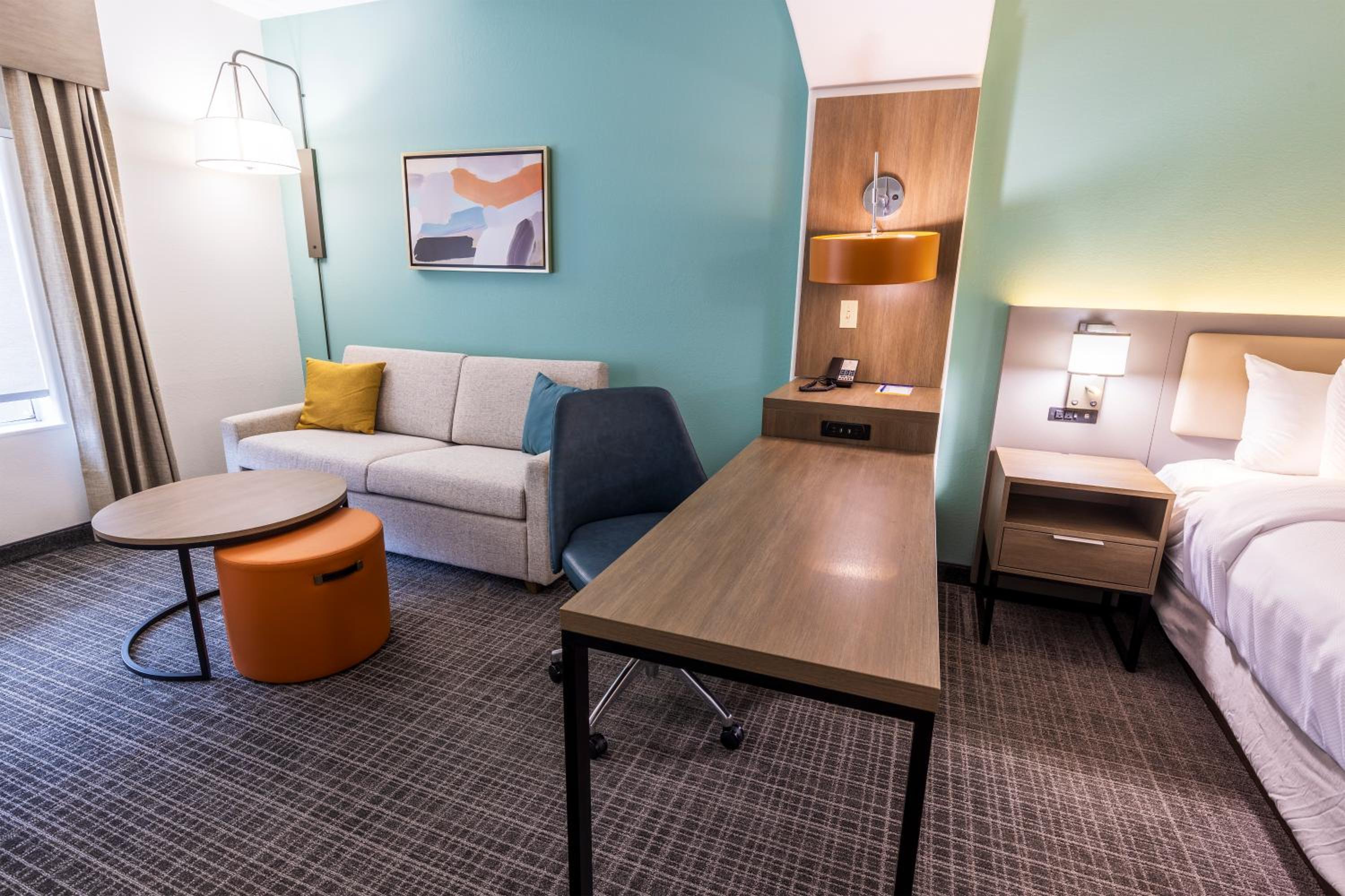 King Suite with Sofa bed - Non Smoking/Interior Hall - Photo 3
