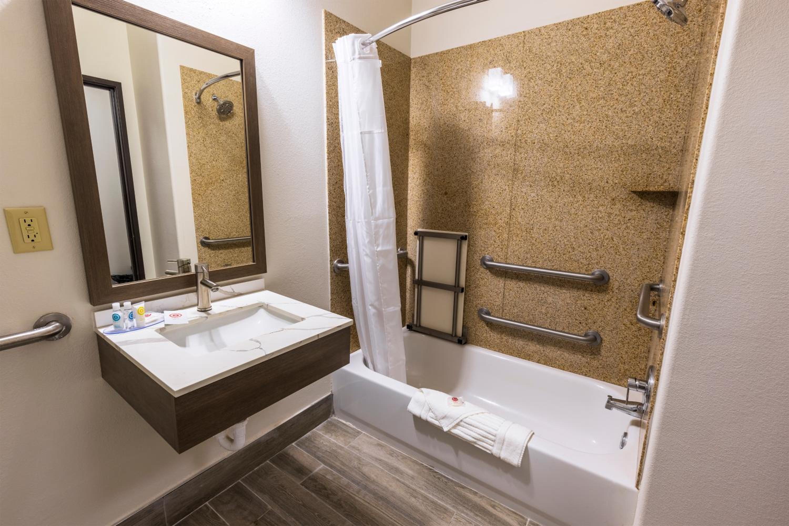Two Queen Beds and Roll-In Shower - Disability Access - Photo 3