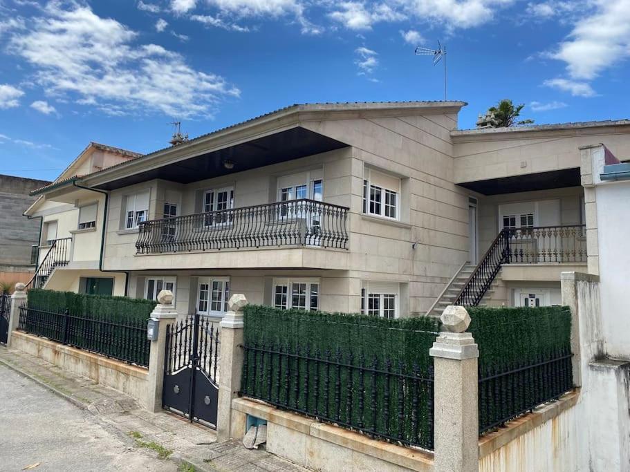 Five-Bedroom House photo 2