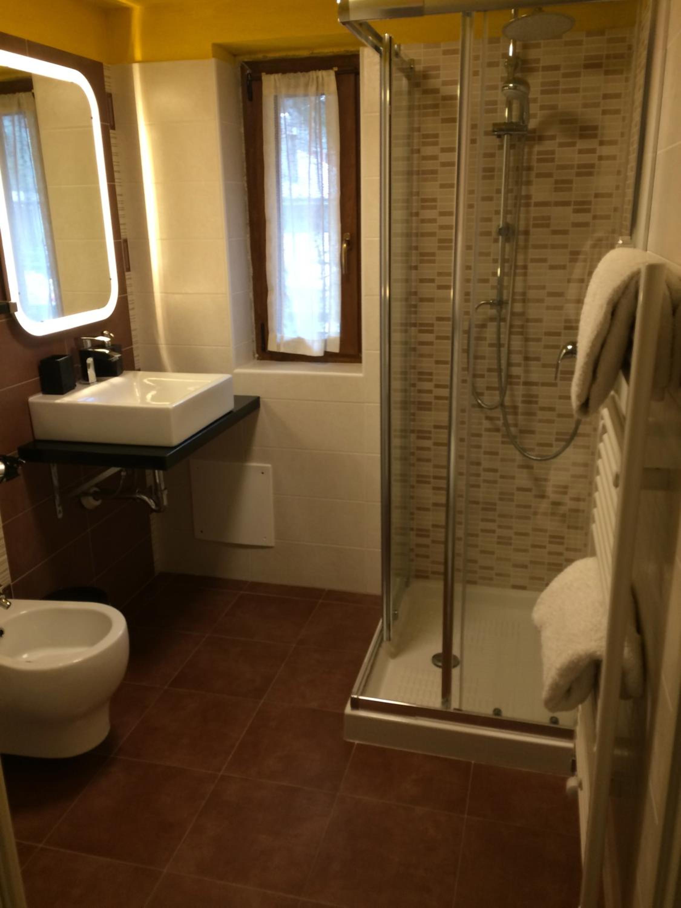 Double Room with Balcony - Photo 8