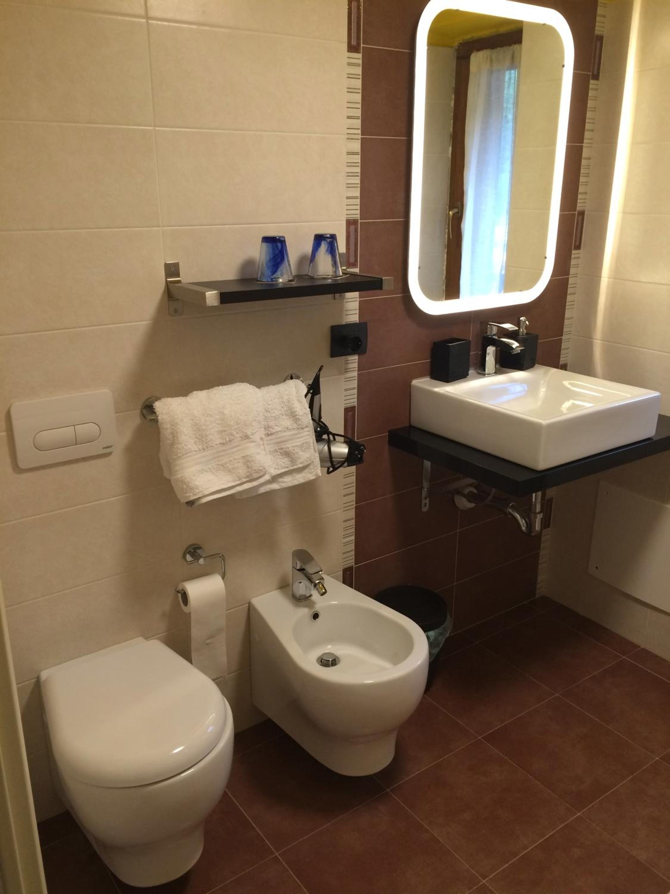 Double Room with Balcony - Photo 5