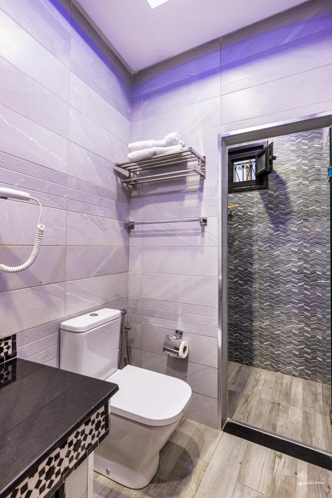 Double or Twin Room with Private Bathroom - Photo 17