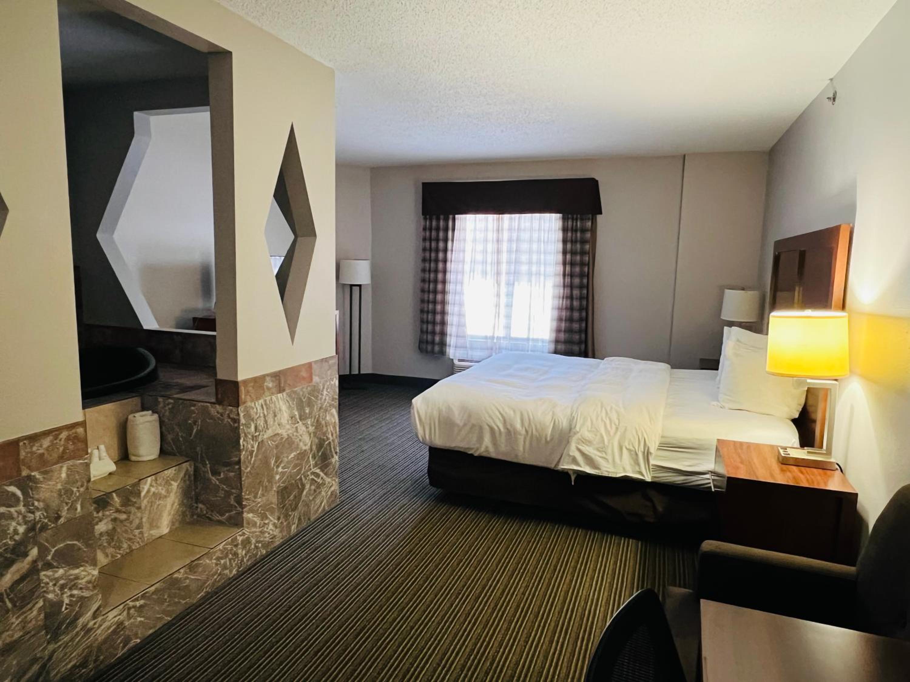 King Suite with Whirlpool - Non-Smoking - Photo 1