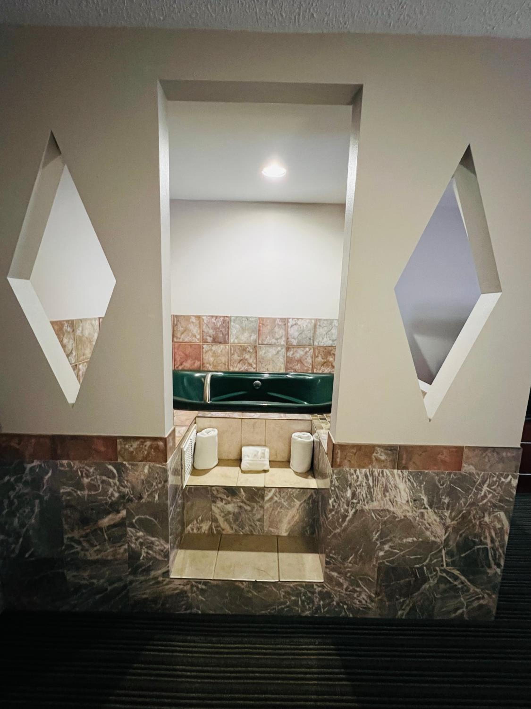 King Suite with Whirlpool - Non-Smoking - Photo 2