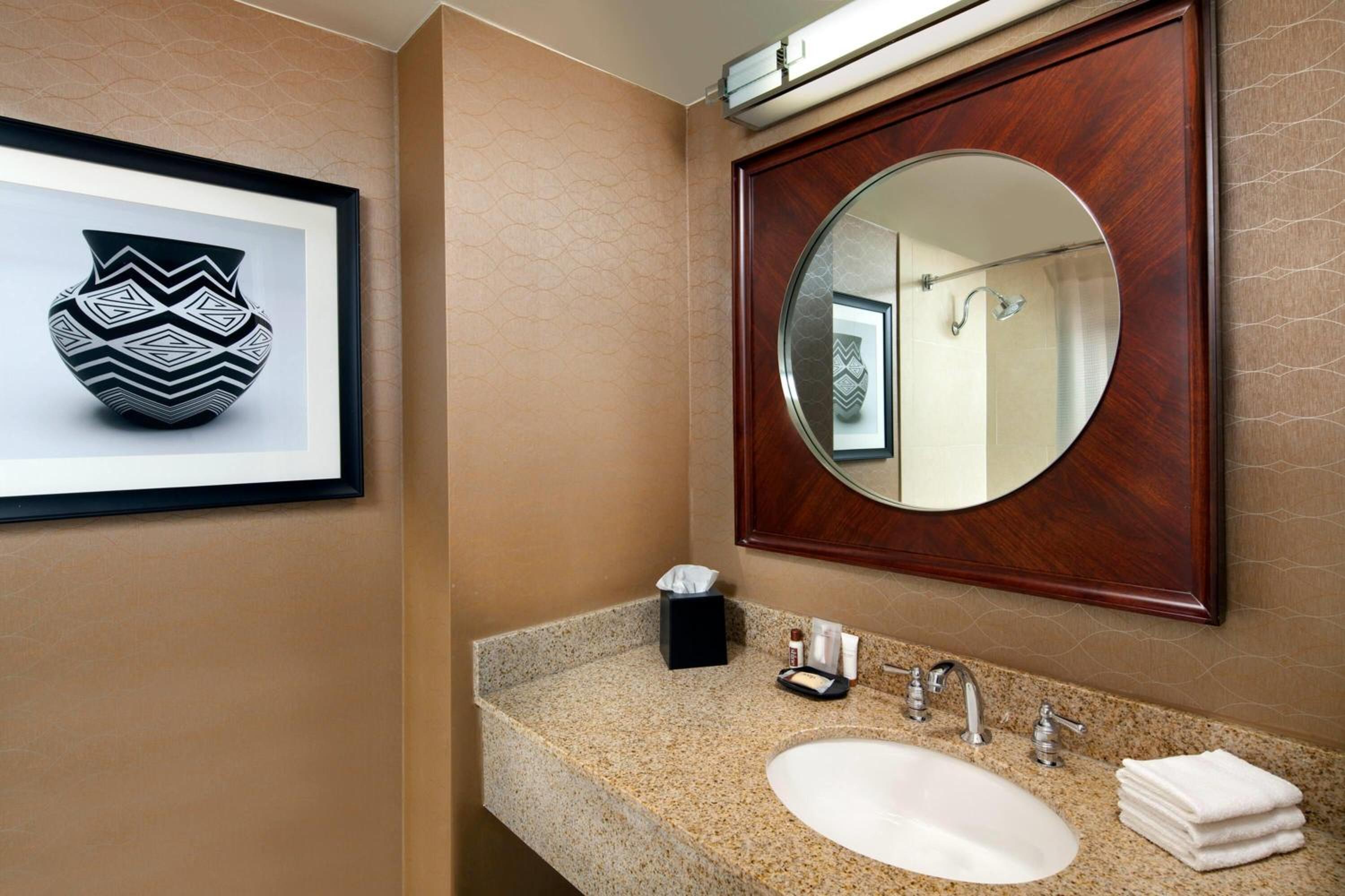 Deluxe King Room with Sky View - Non-Smoking