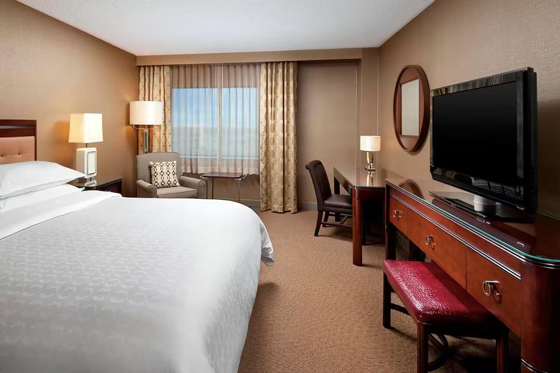 King Room with Tub - Mobility Access/Executive Floor/Non-Smoking