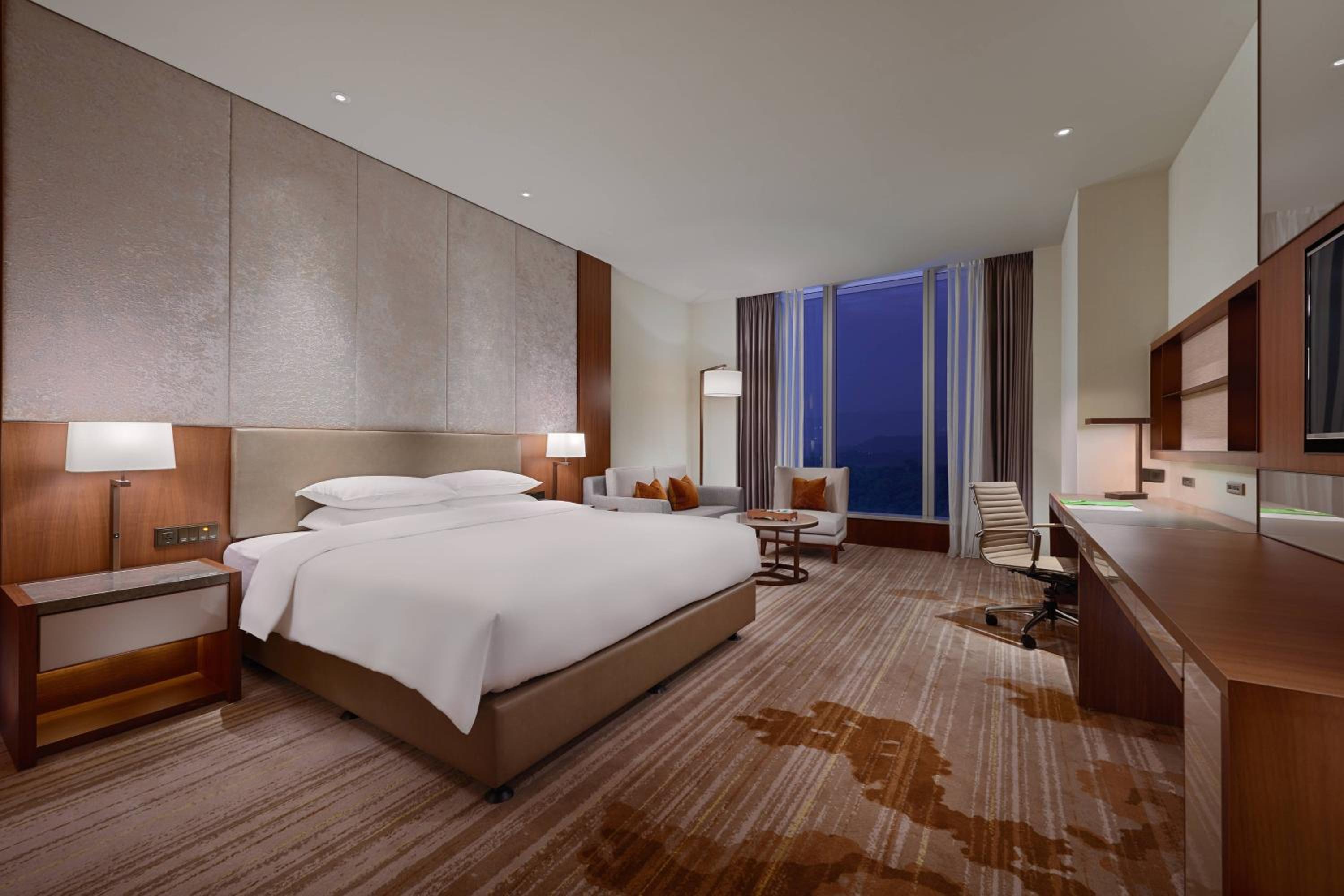 Executive Guest Room with King Bed and Lounge Access photo 3