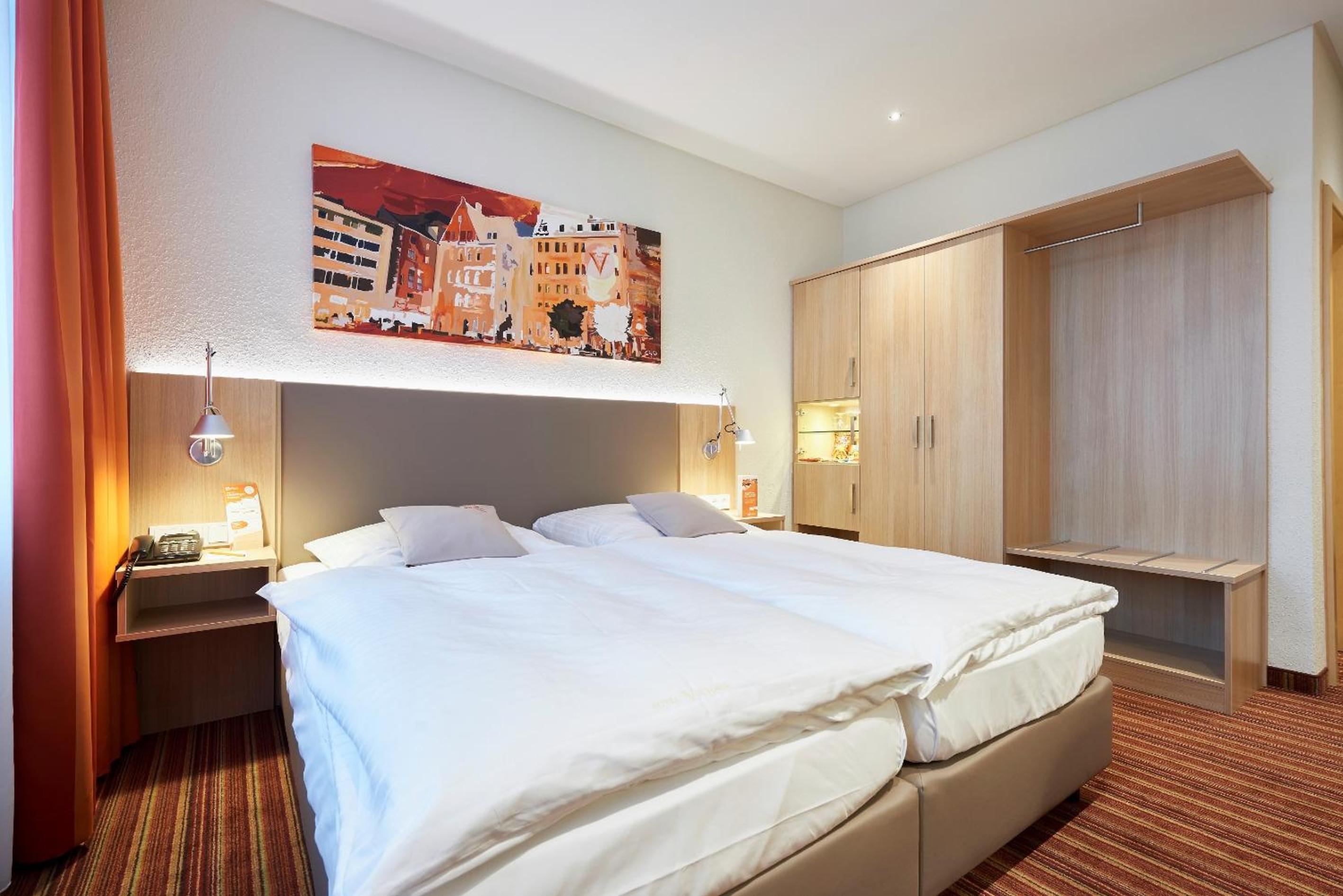 Standard Double Room thumbnail 6