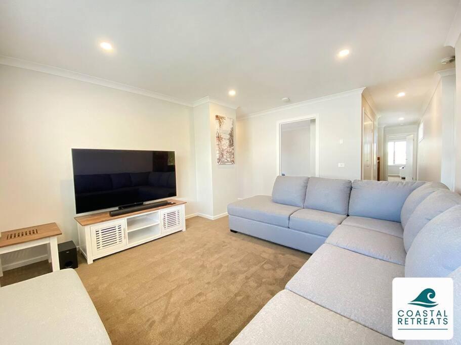 Five-Bedroom House photo 1