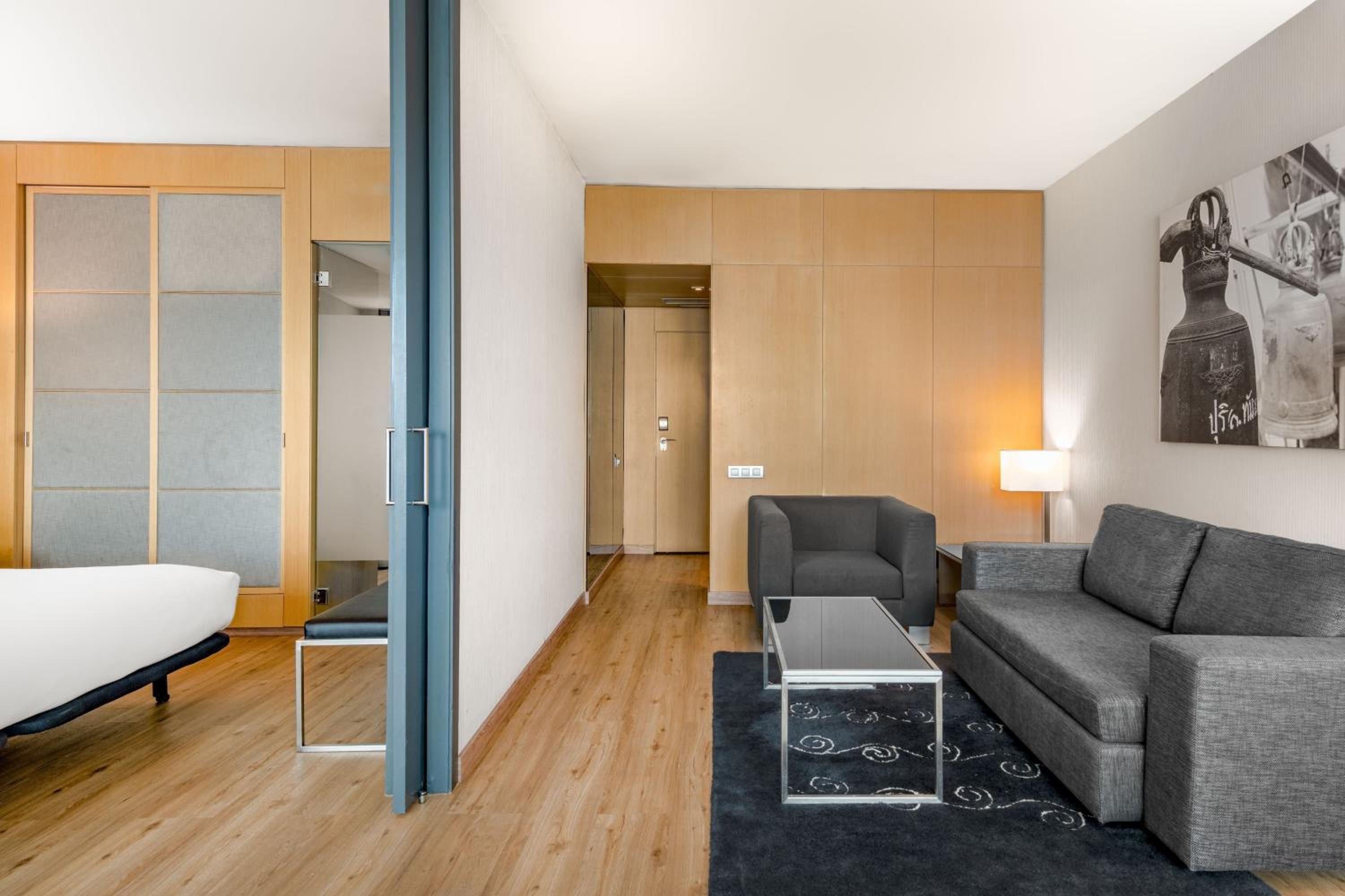 One-Bedroom Junior King Suite with Street View thumbnail 5