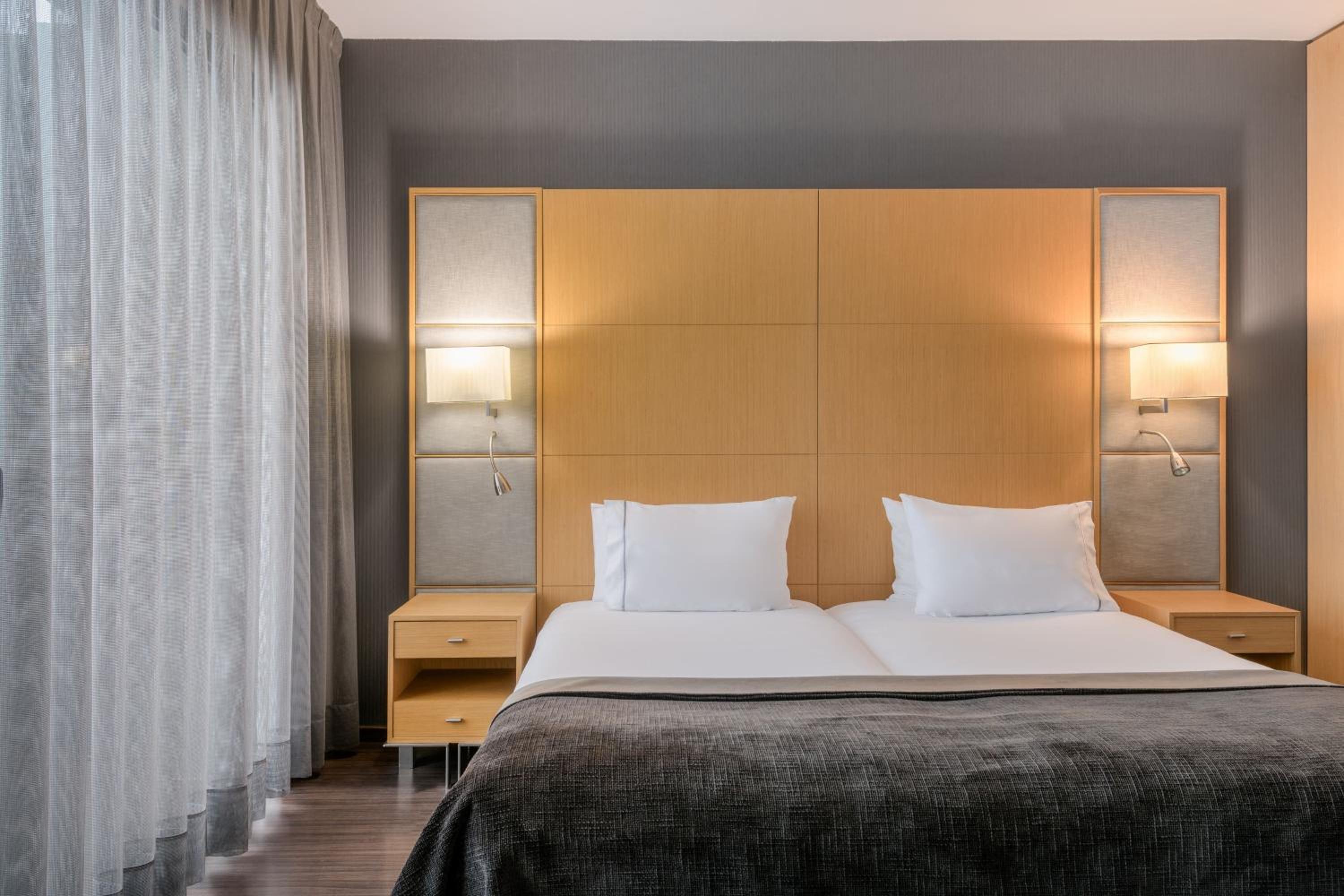 One-Bedroom Junior Twin Suite with Street View