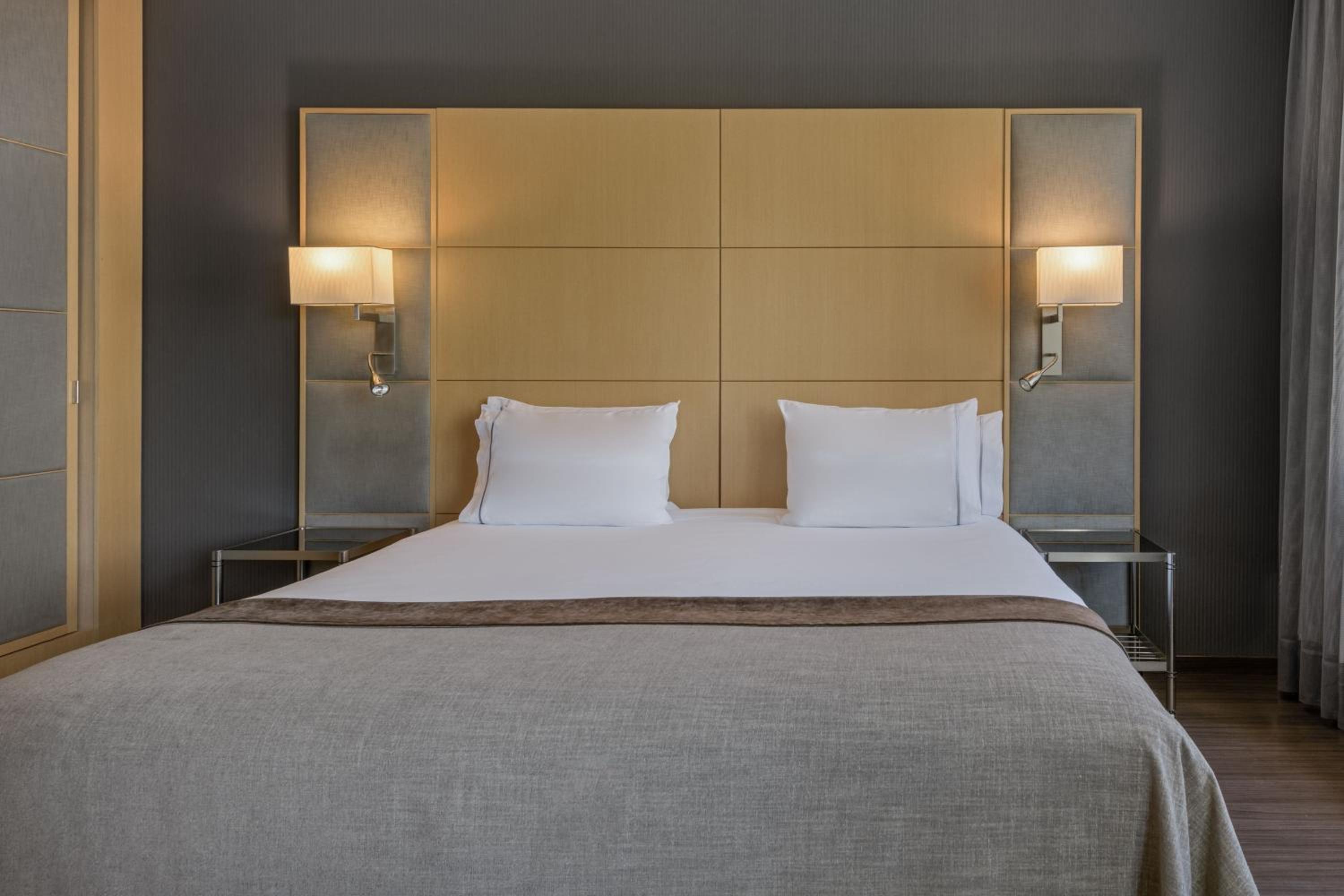 Standard King Room with Street View thumbnail 5