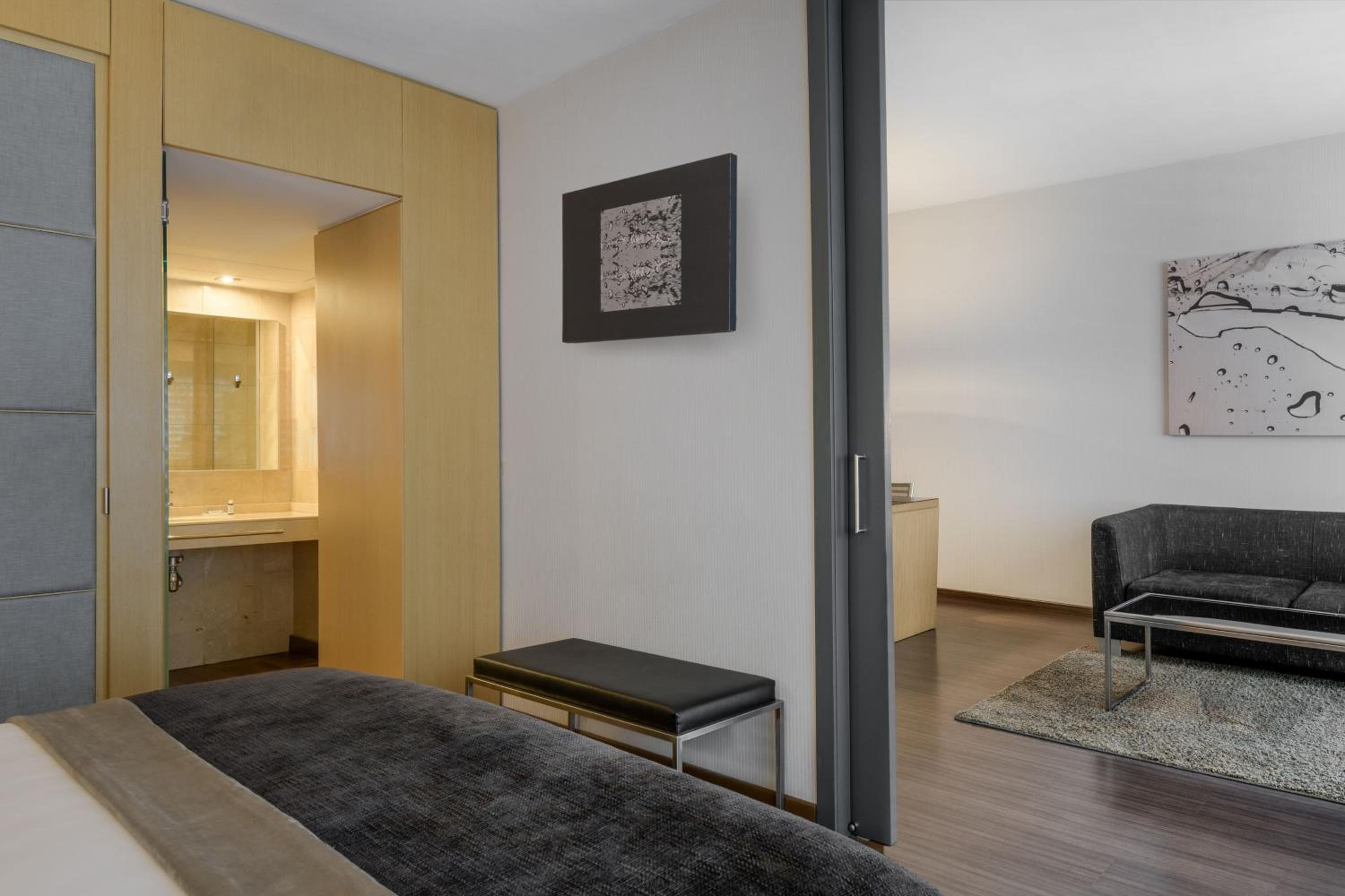 Standard King Room with Street View thumbnail 6