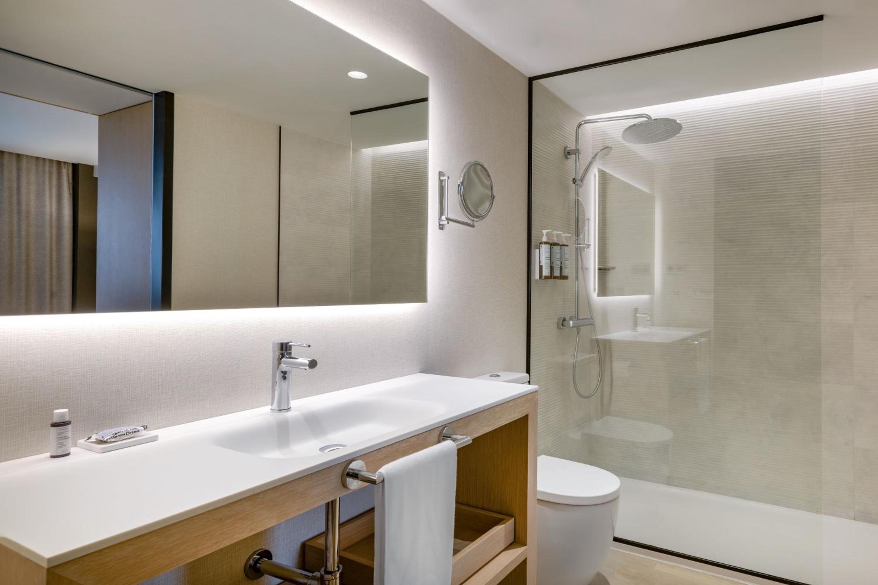 One-Bedroom Premium Junior Twin Suite thumbnail 6