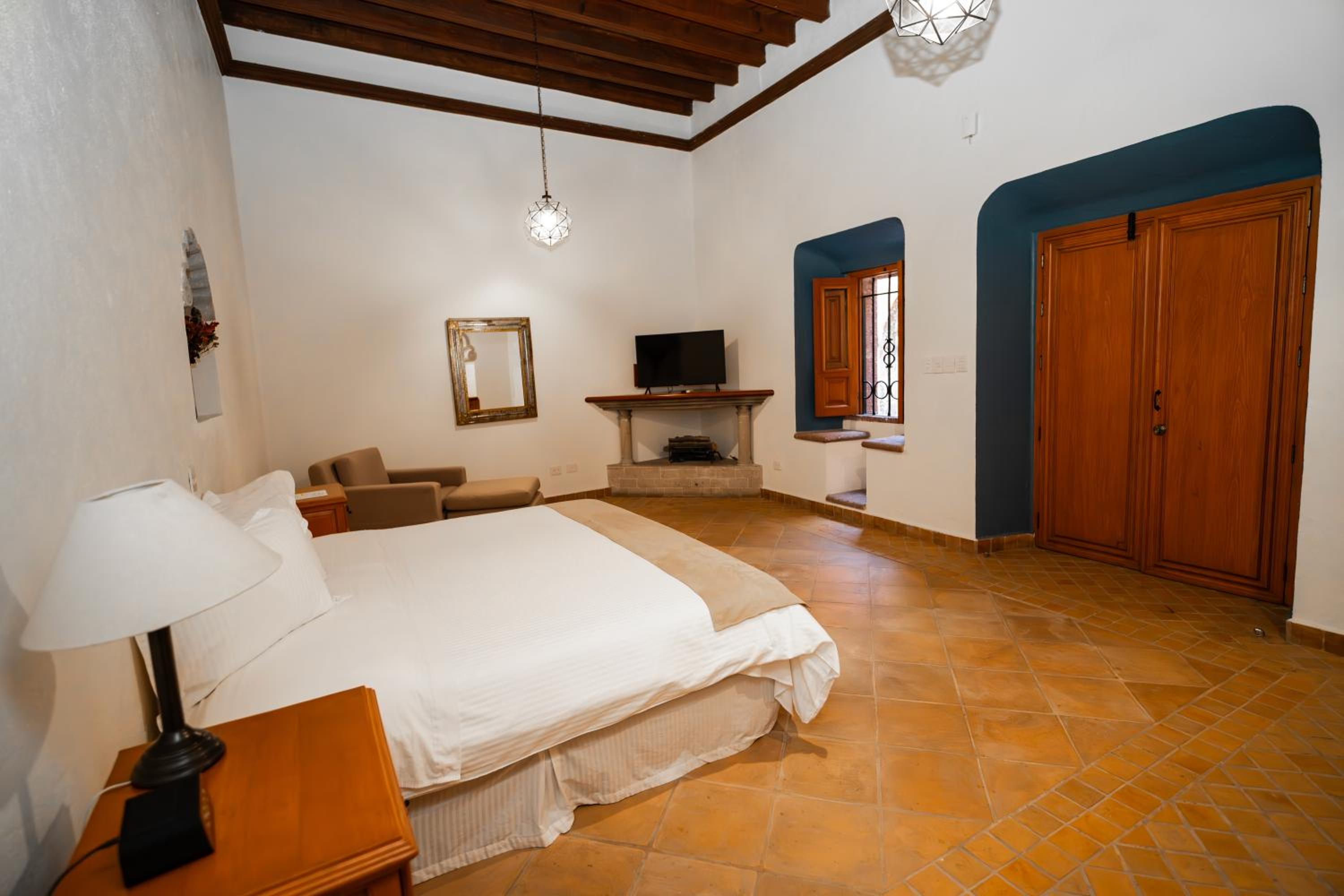 Deluxe Suite - Photo 23