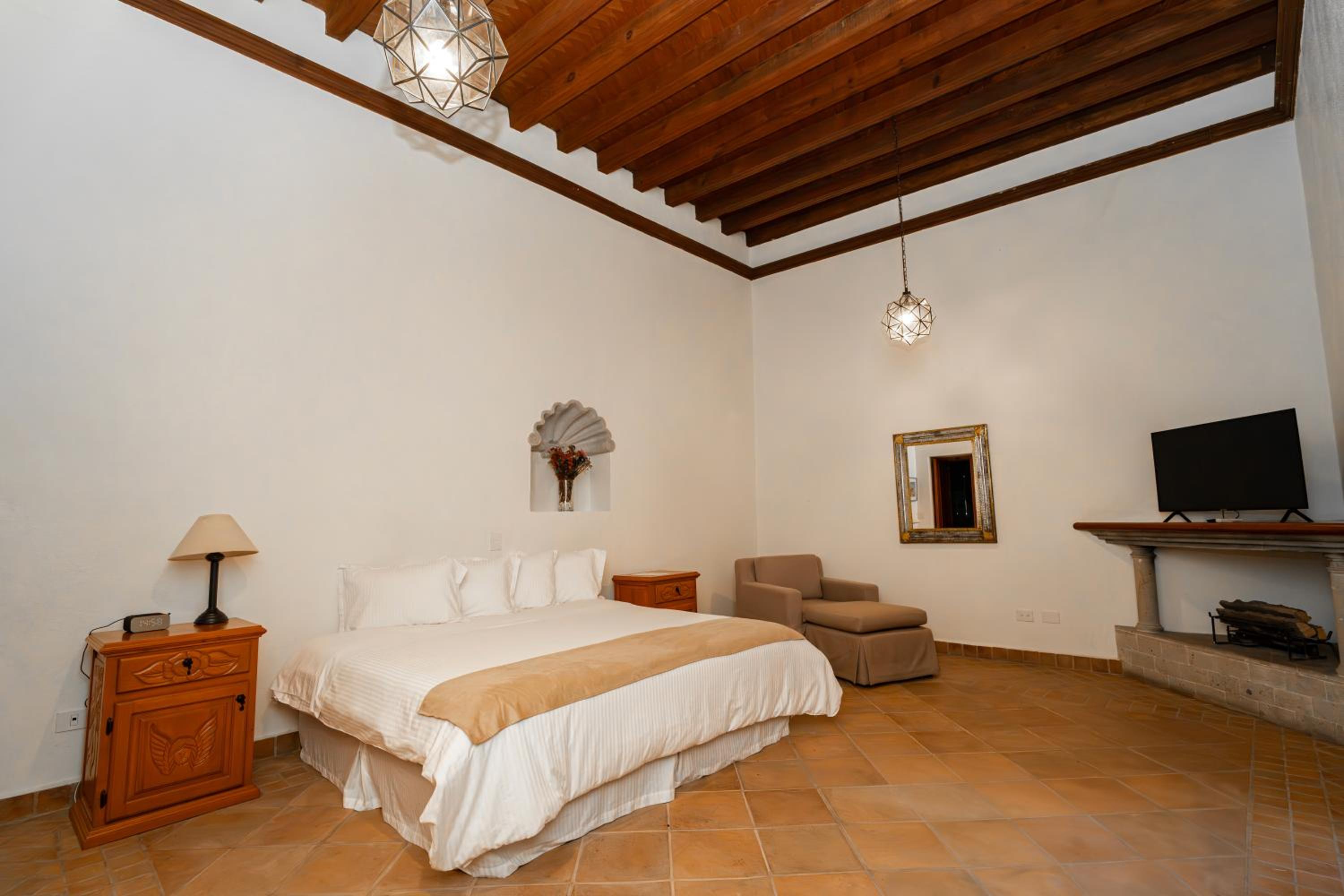 Deluxe Suite - Photo 22
