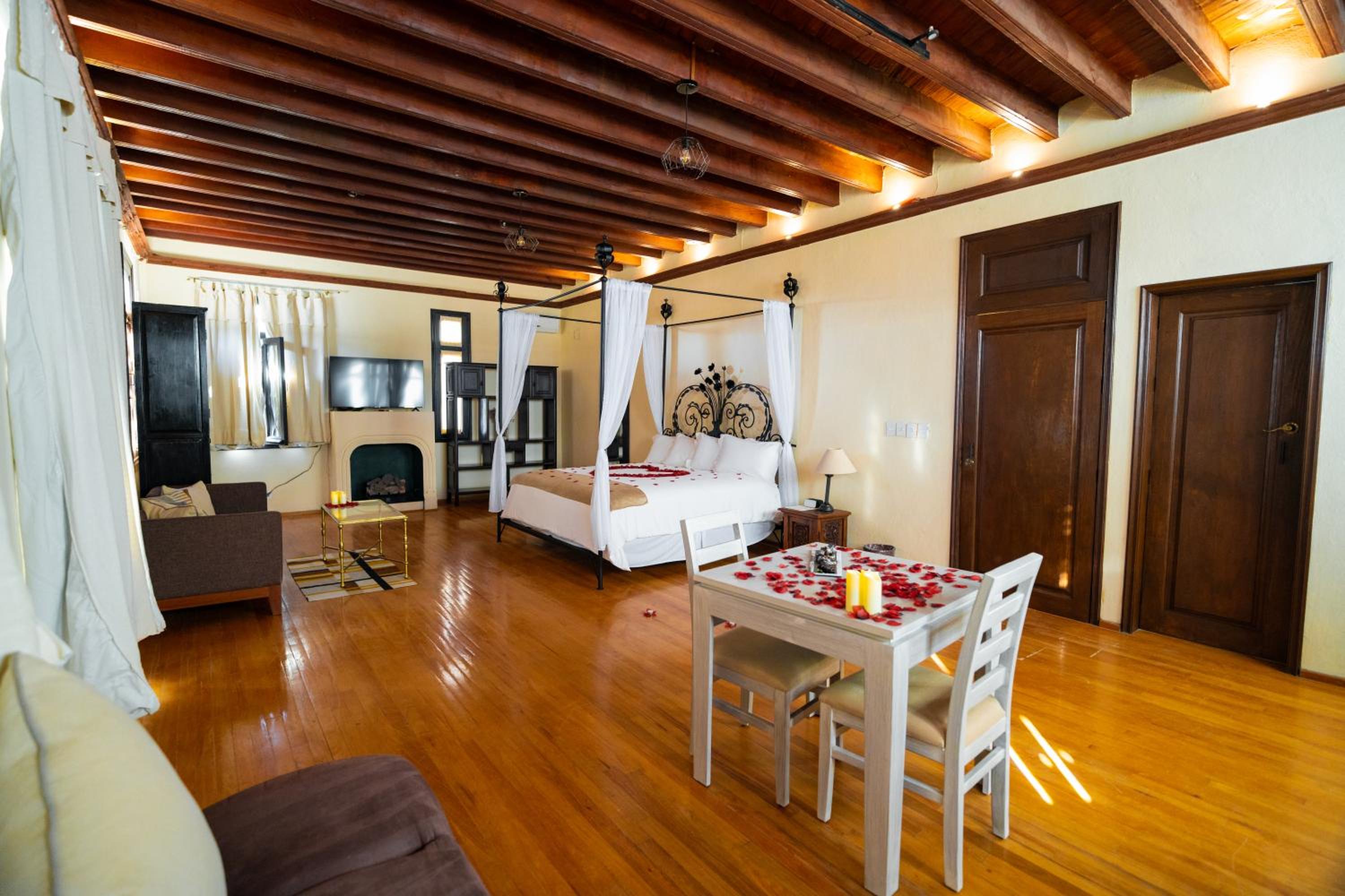 Superior Suite - Photo 29