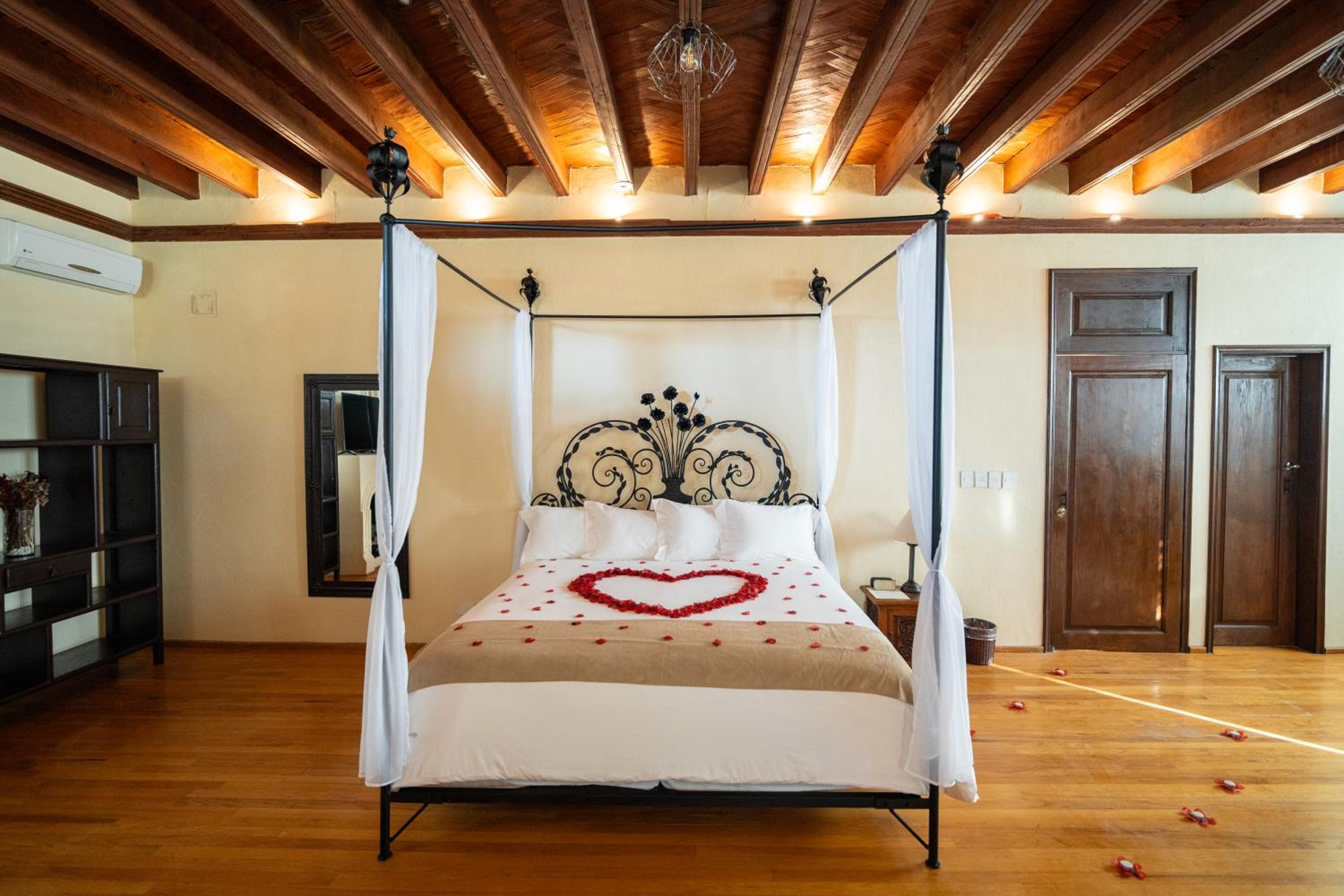 Superior Suite - Photo 28