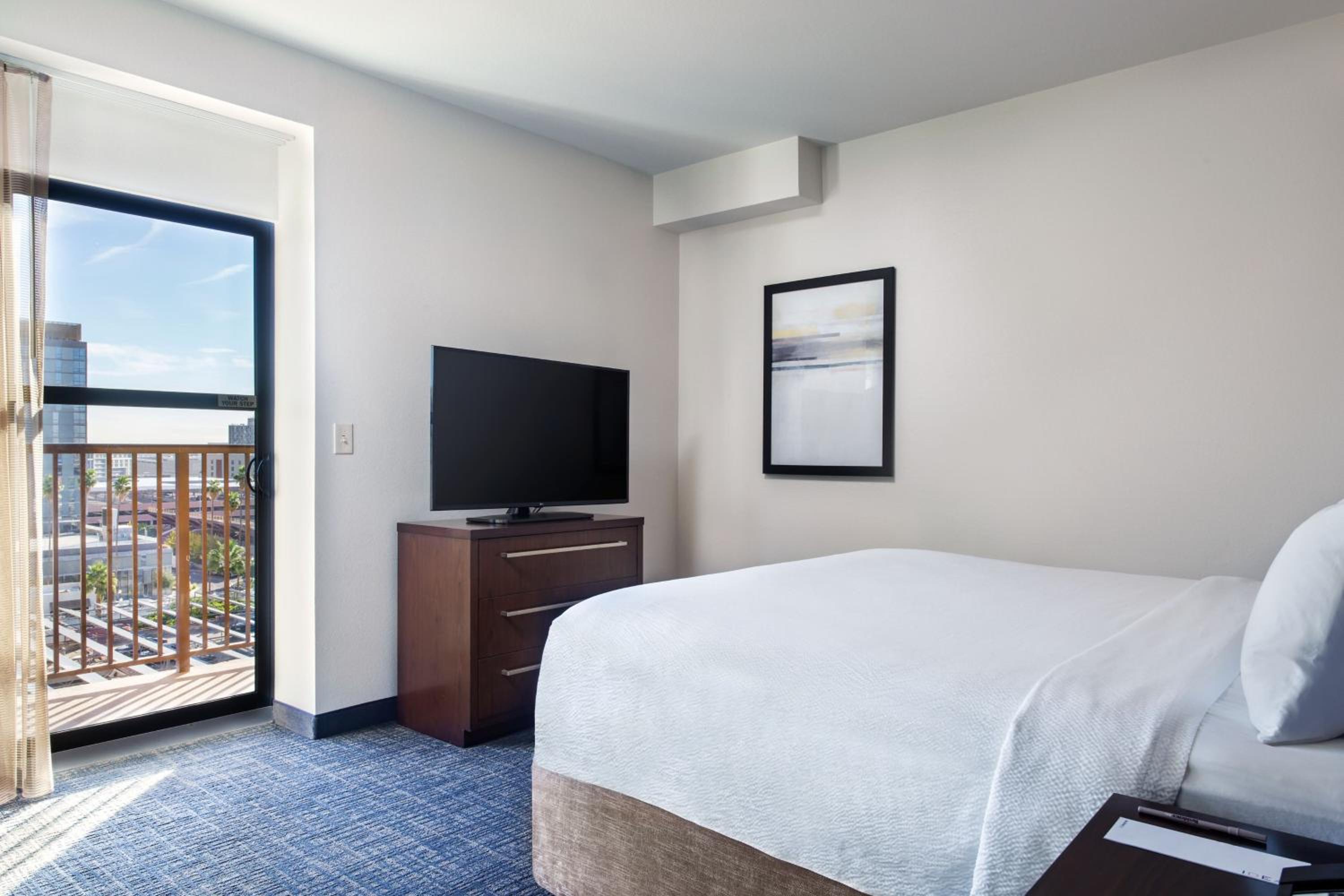 One-Bedroom Suite with Balcony photo 2
