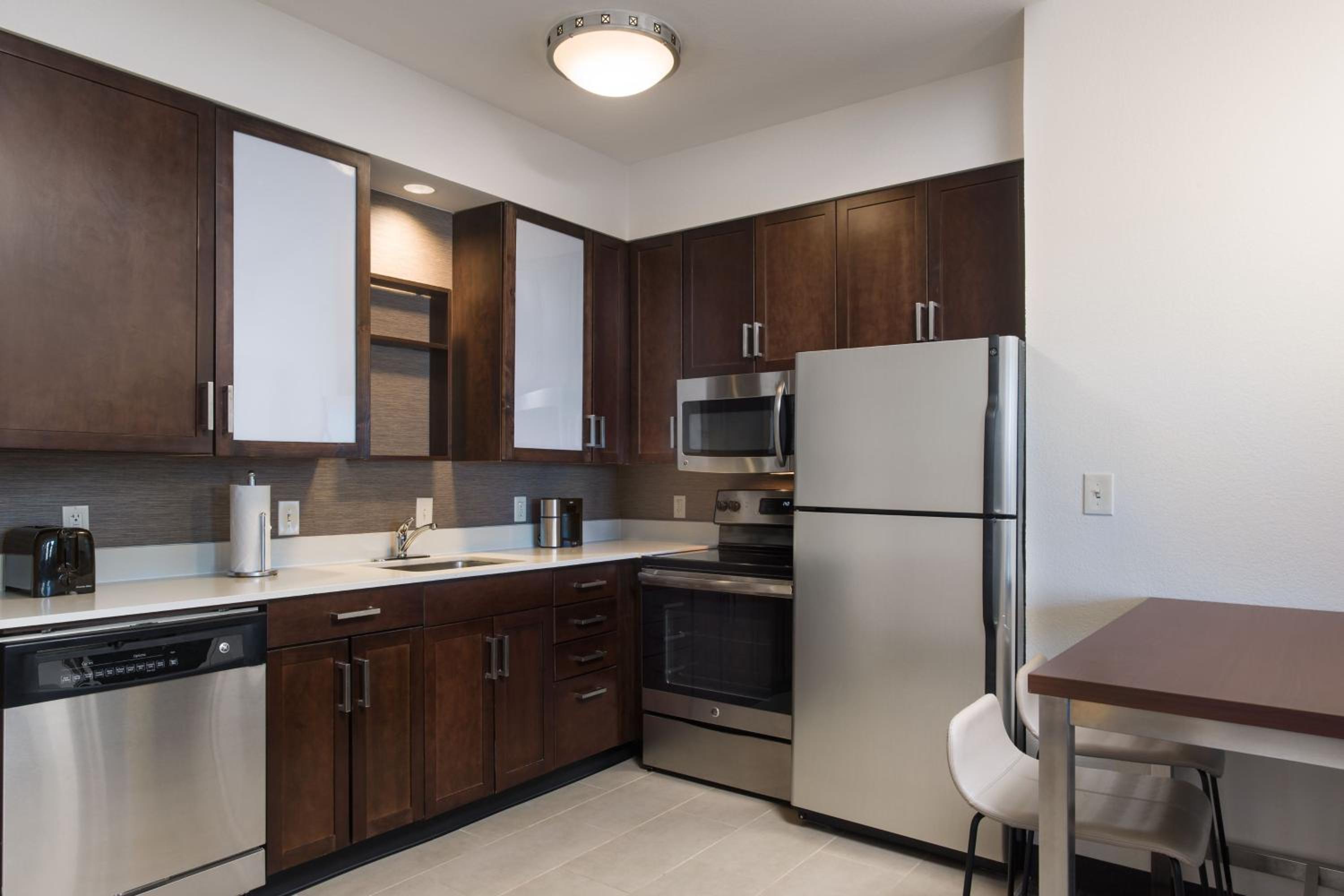 One-Bedroom Suite with Balcony photo 3
