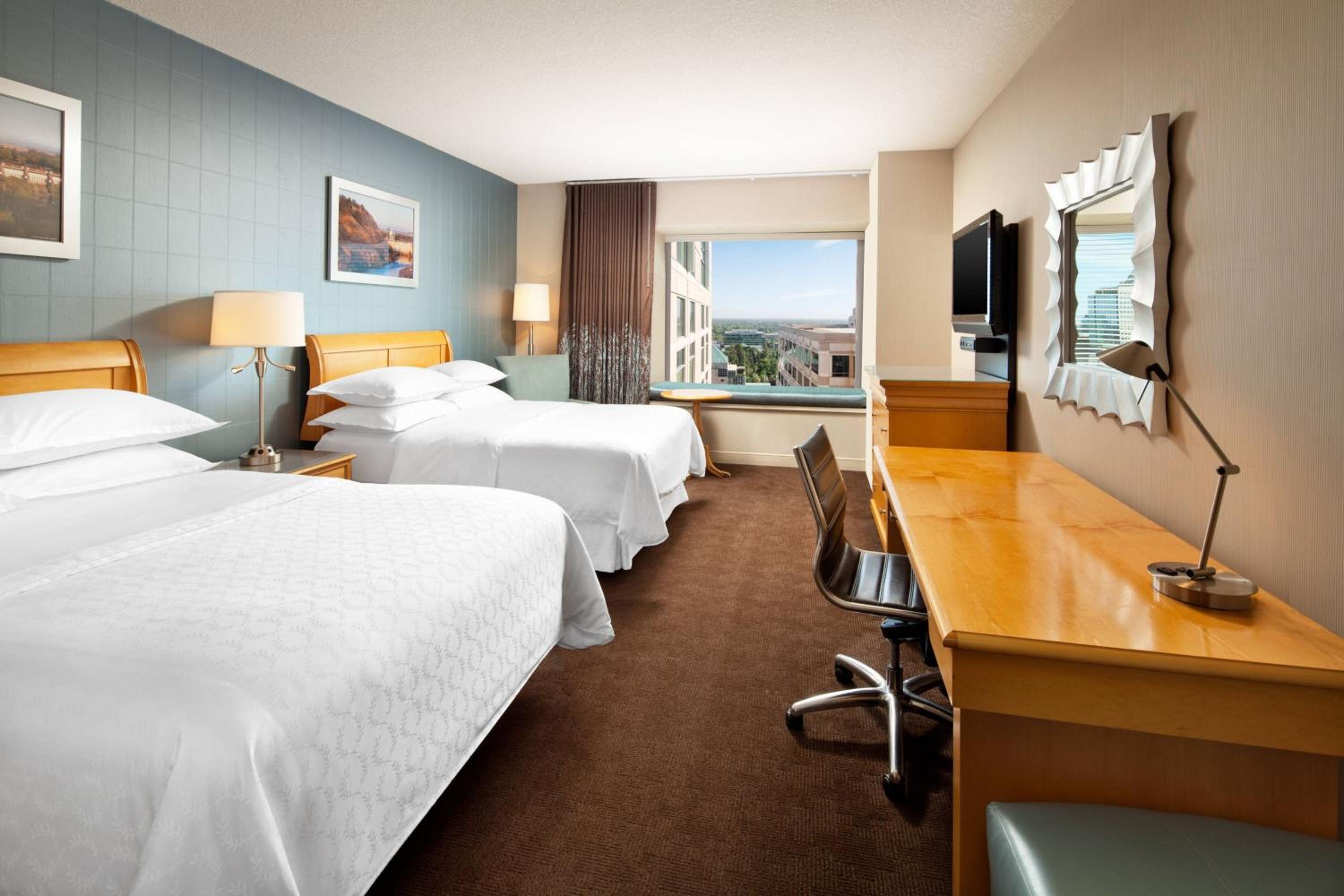 Guest Room with Two Double Beds and City View - Club Lounge Access - Photo 1
