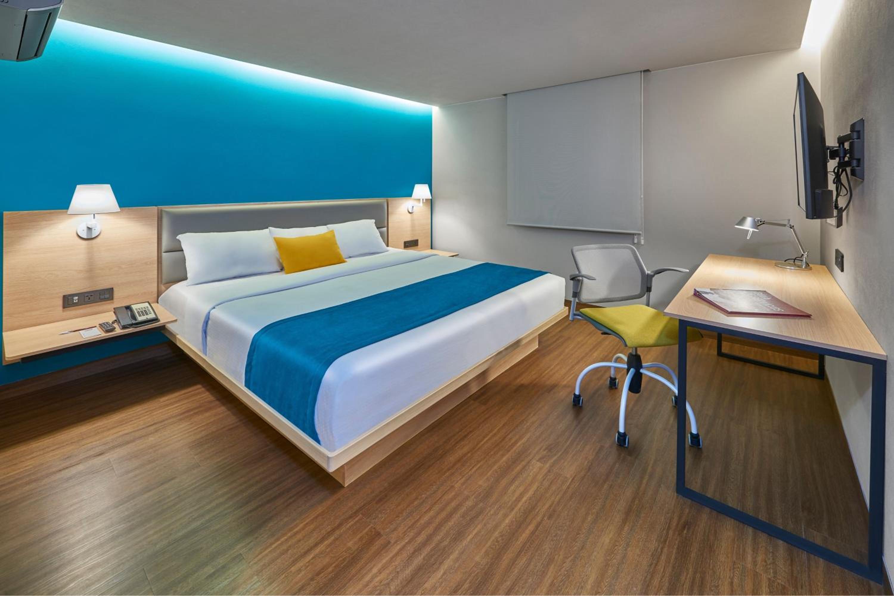 Queen Suite With Sofa Bed photo 3