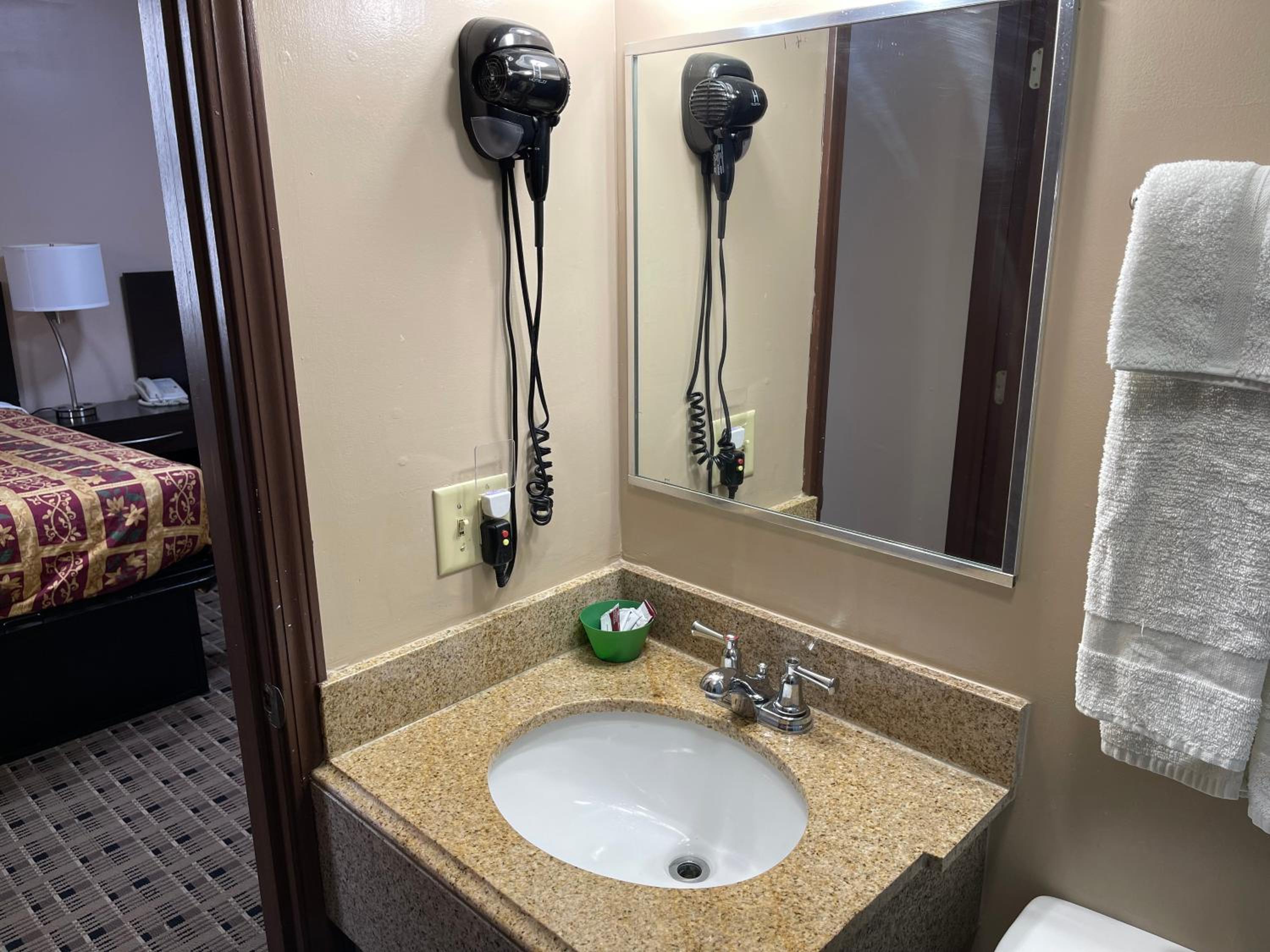 Economy Triple Room photo 3