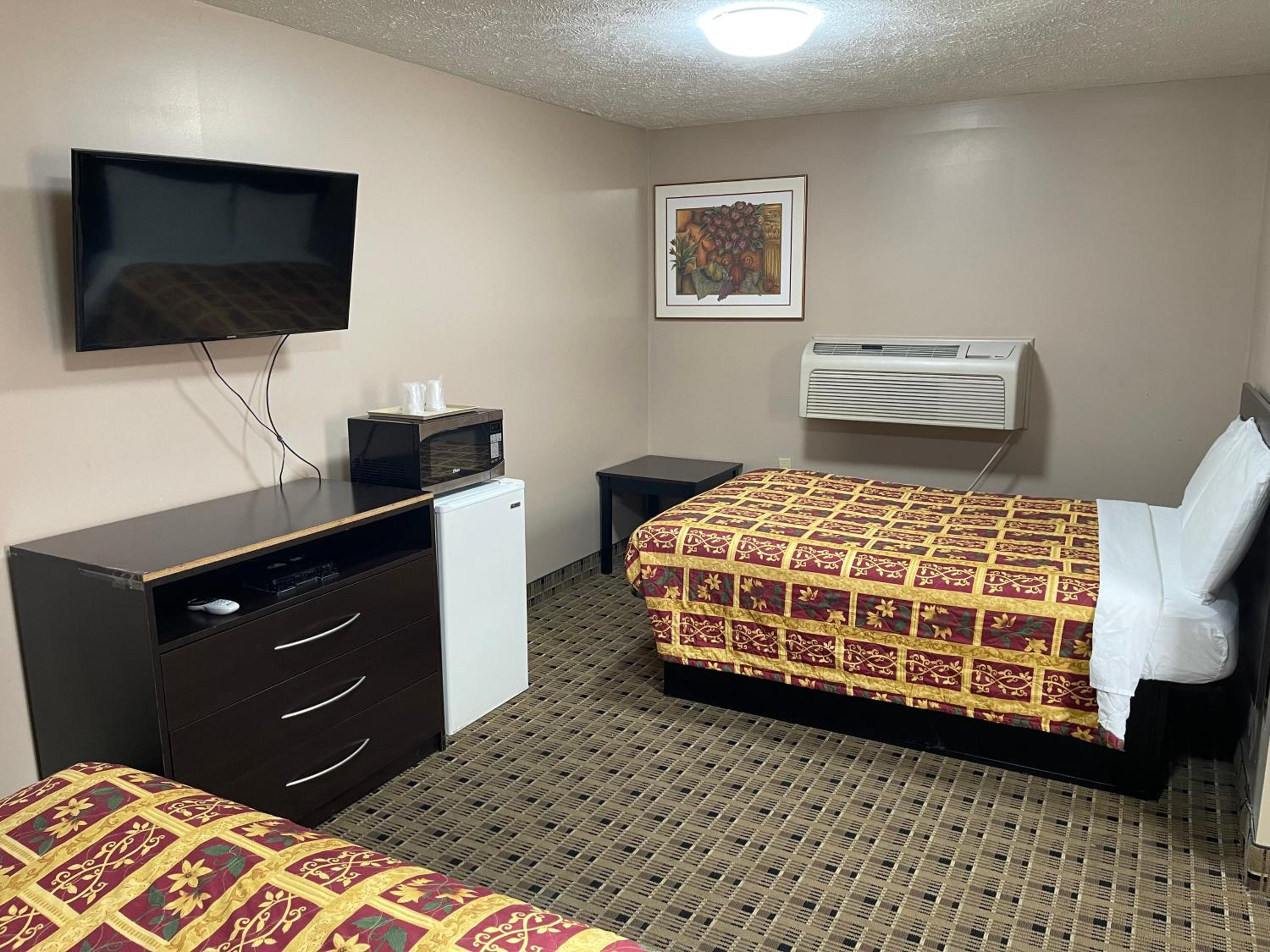 Economy Triple Room photo 2