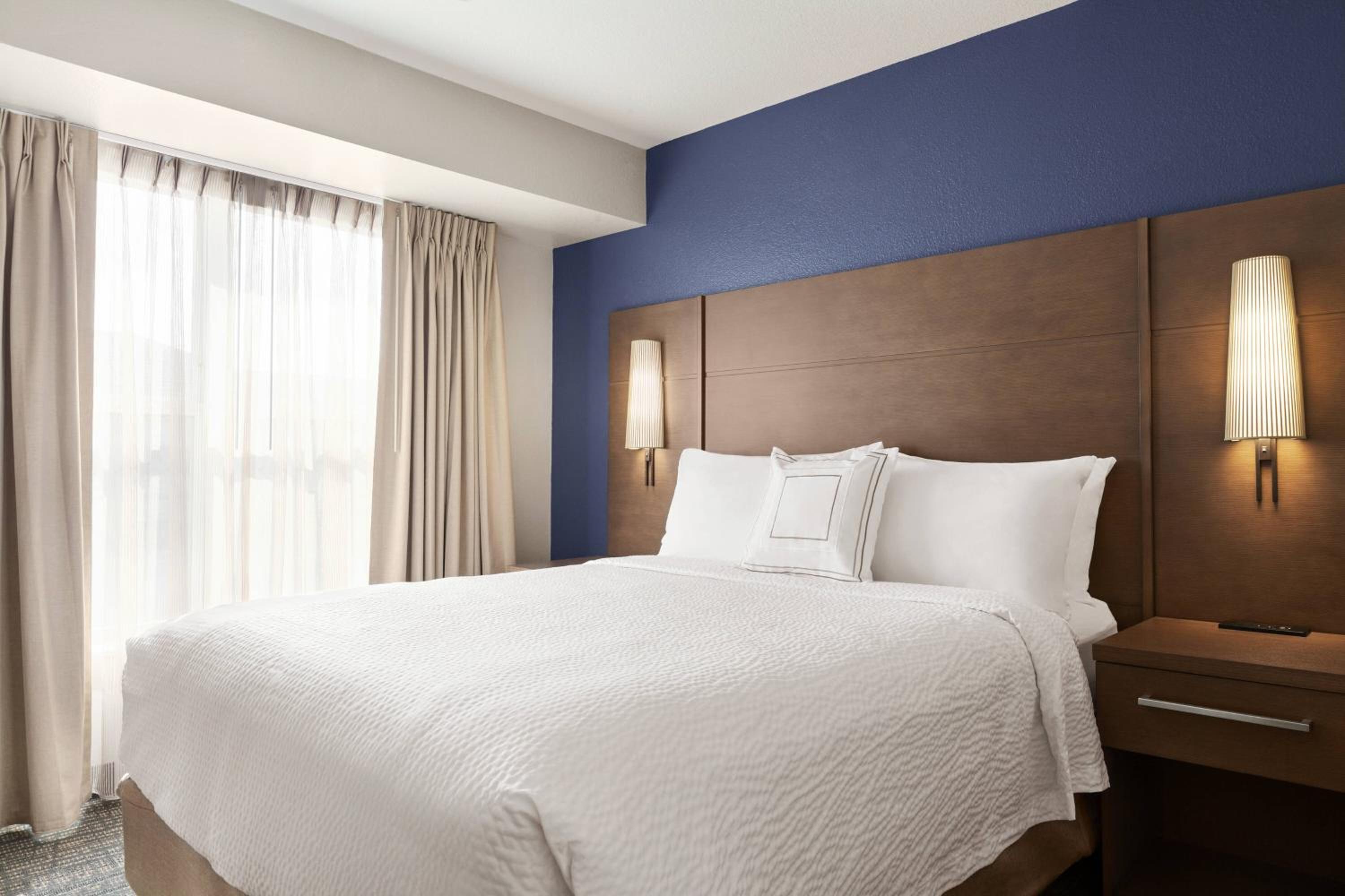 One-Bedroom Queen Suite with Sofa Bed - Photo 3