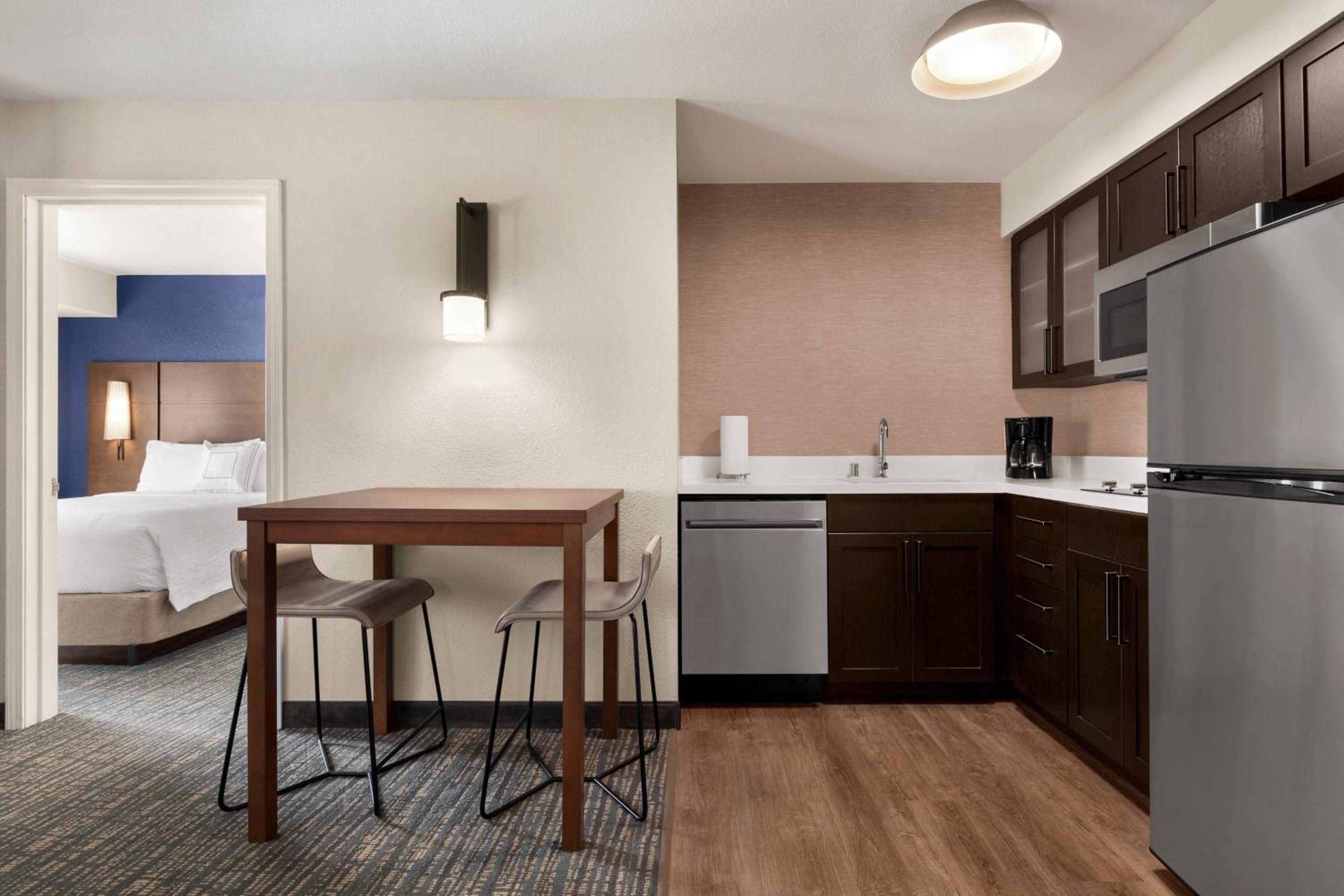 One-Bedroom Queen Suite with Sofa Bed - Photo 4