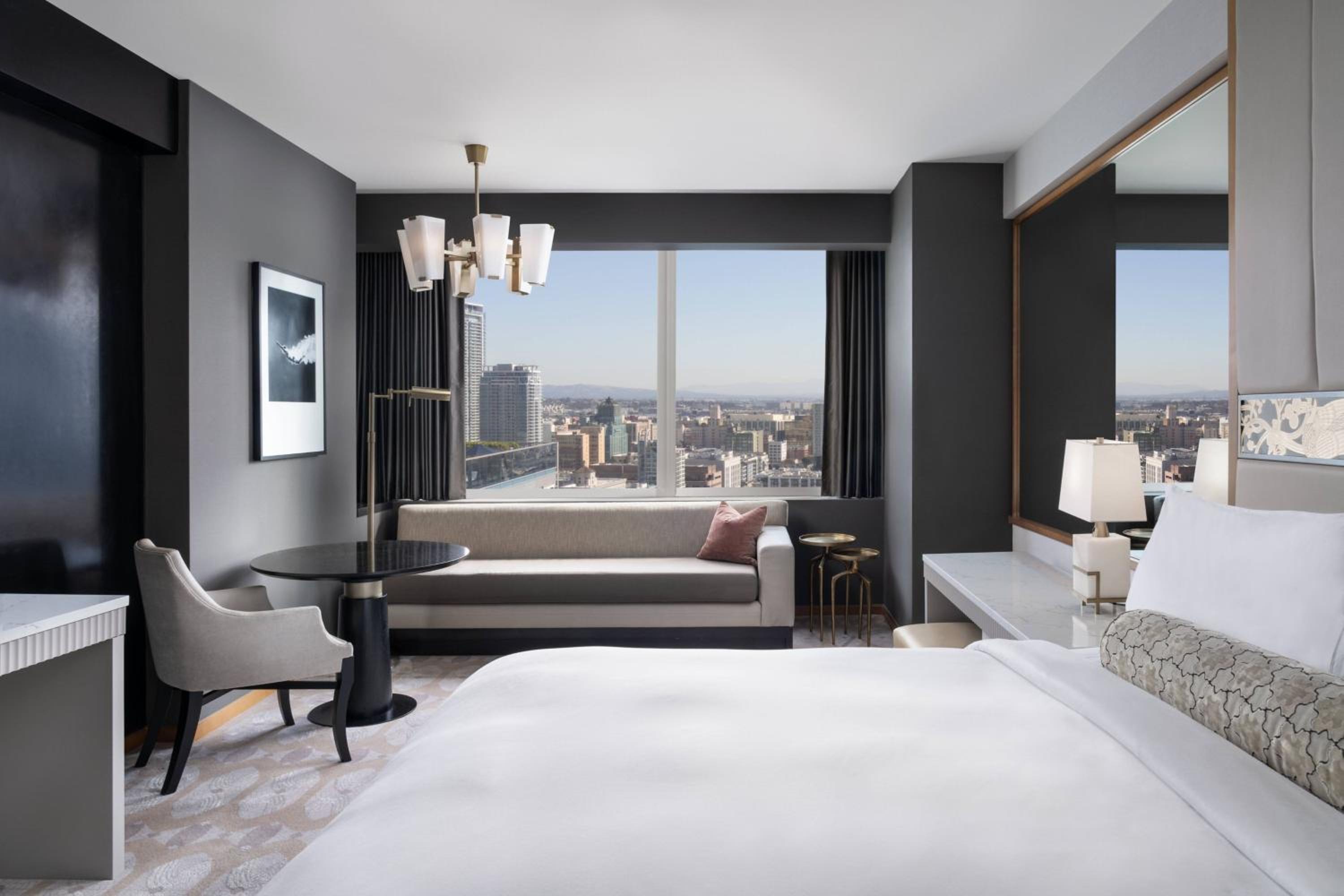 Deluxe King, Guest Room, 1 King, Club Lounge Access