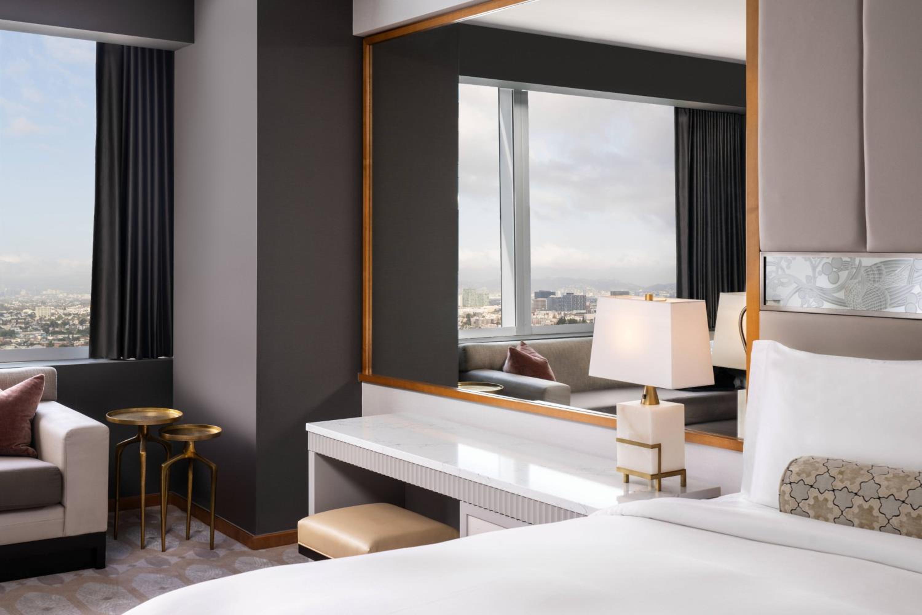 Deluxe King, Guest Room, 1 King, Club Lounge Access
