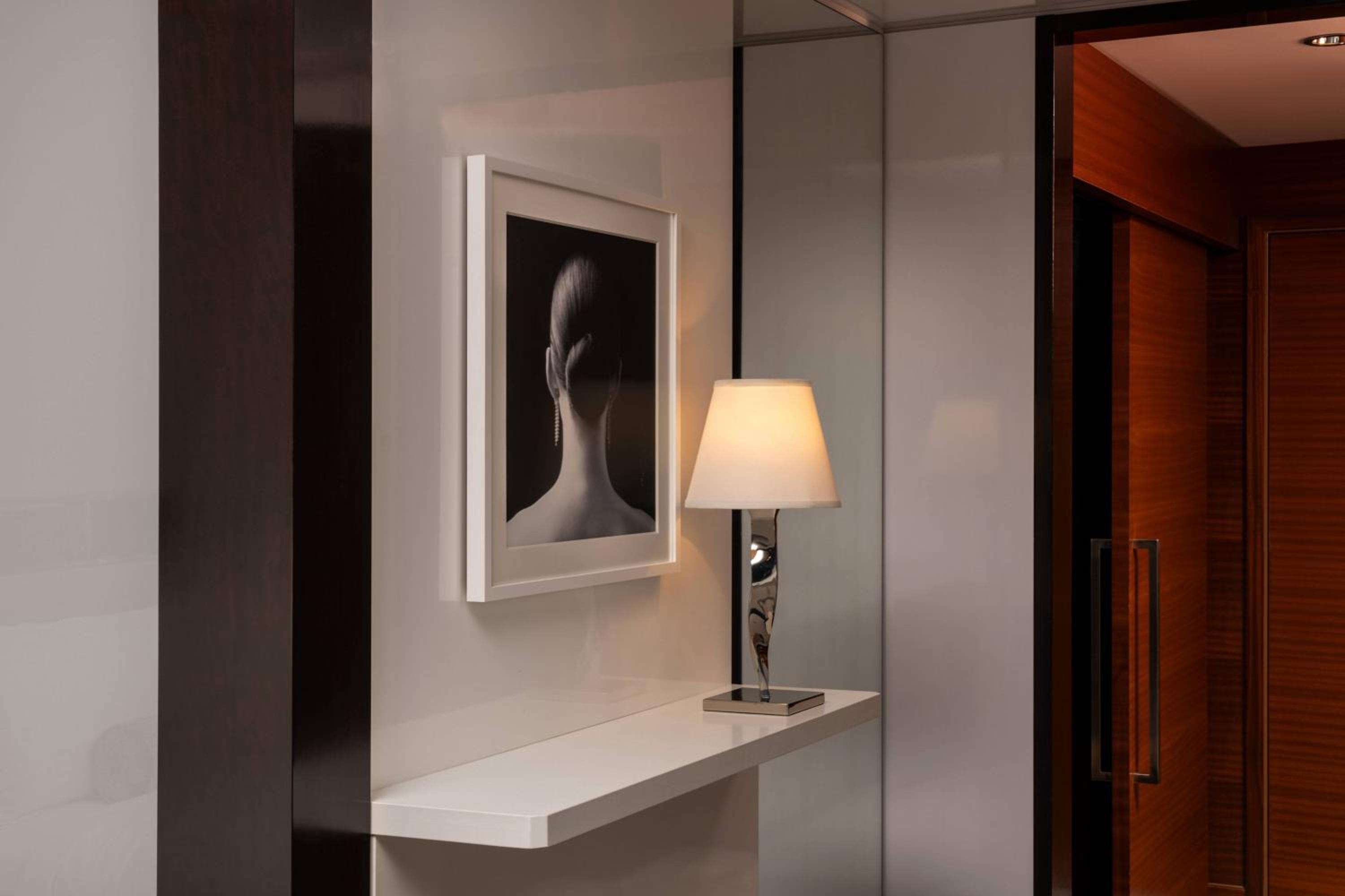 Deluxe King, Guest Room, 1 King, Club Lounge Access