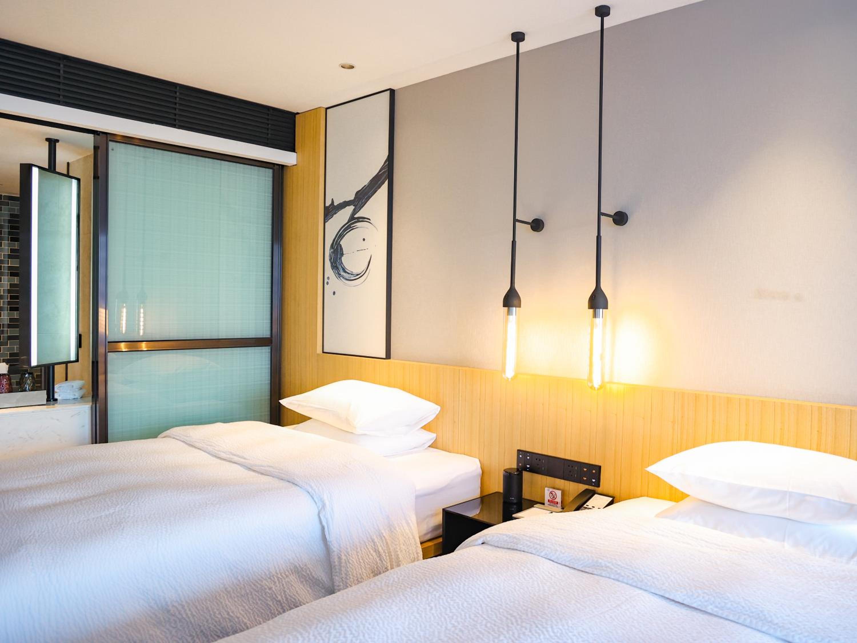 Standard Double Room with Two Double Beds and City View photo 1