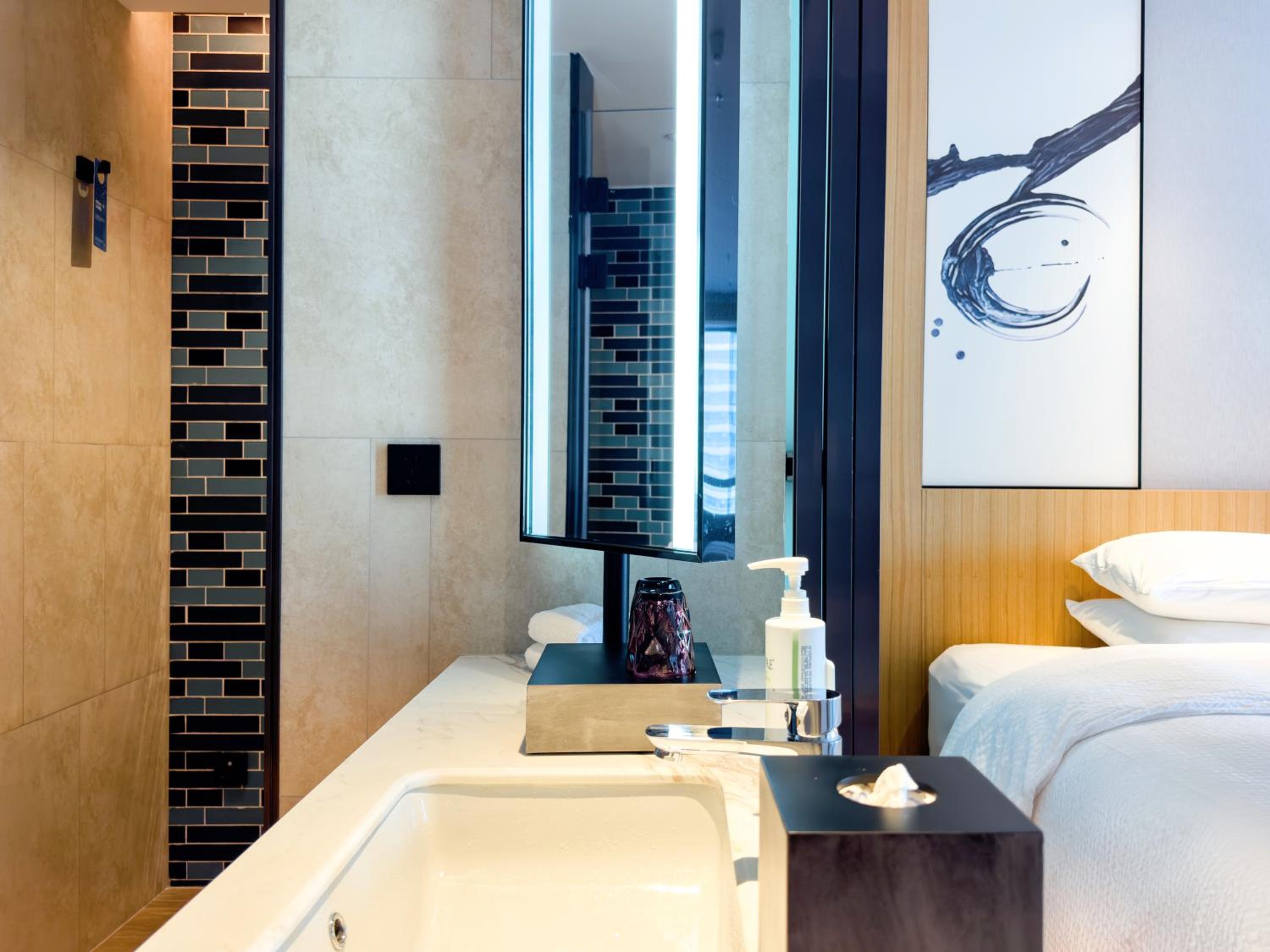 Premium King Room with City View photo 2