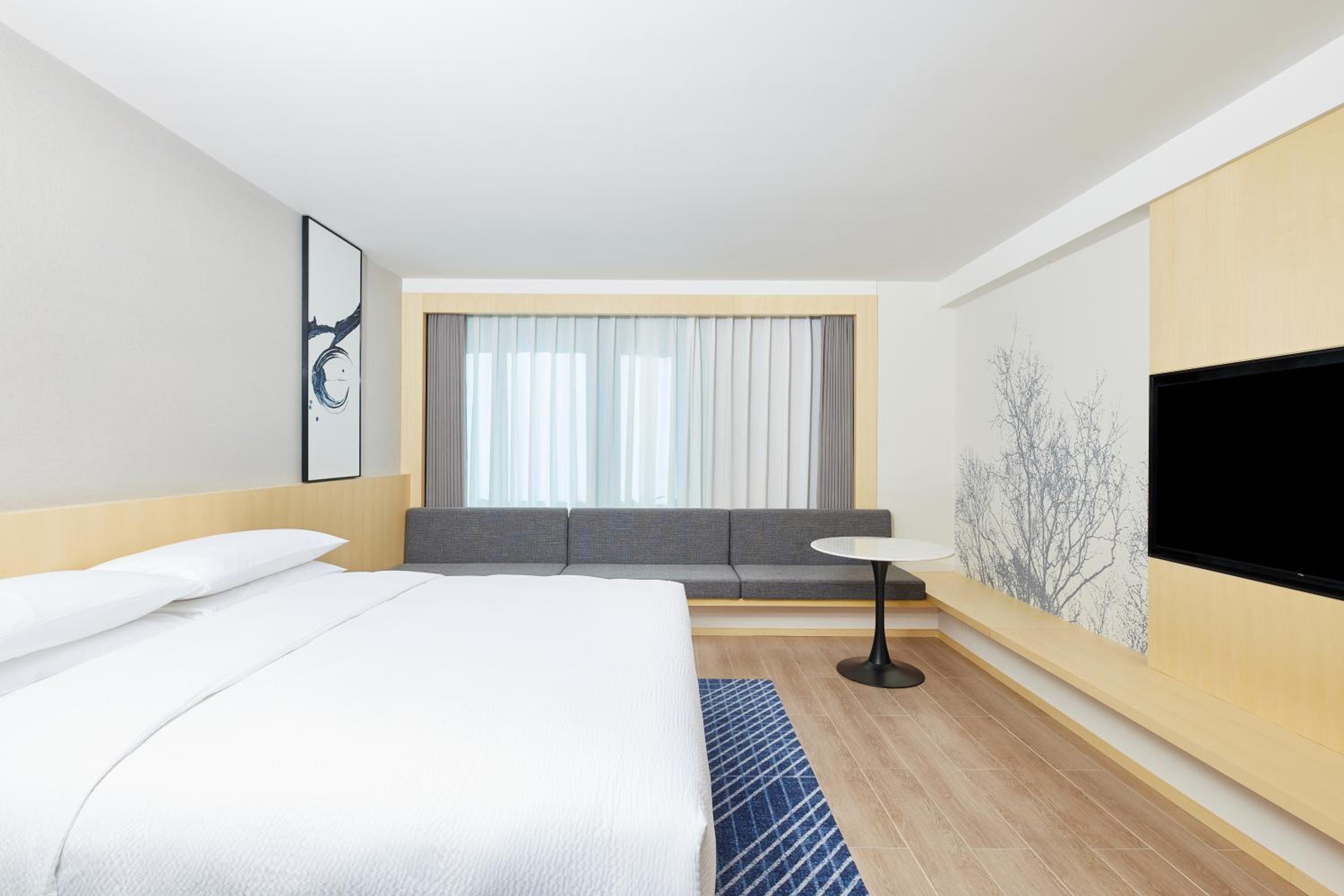 Premium King Room with City View photo 3