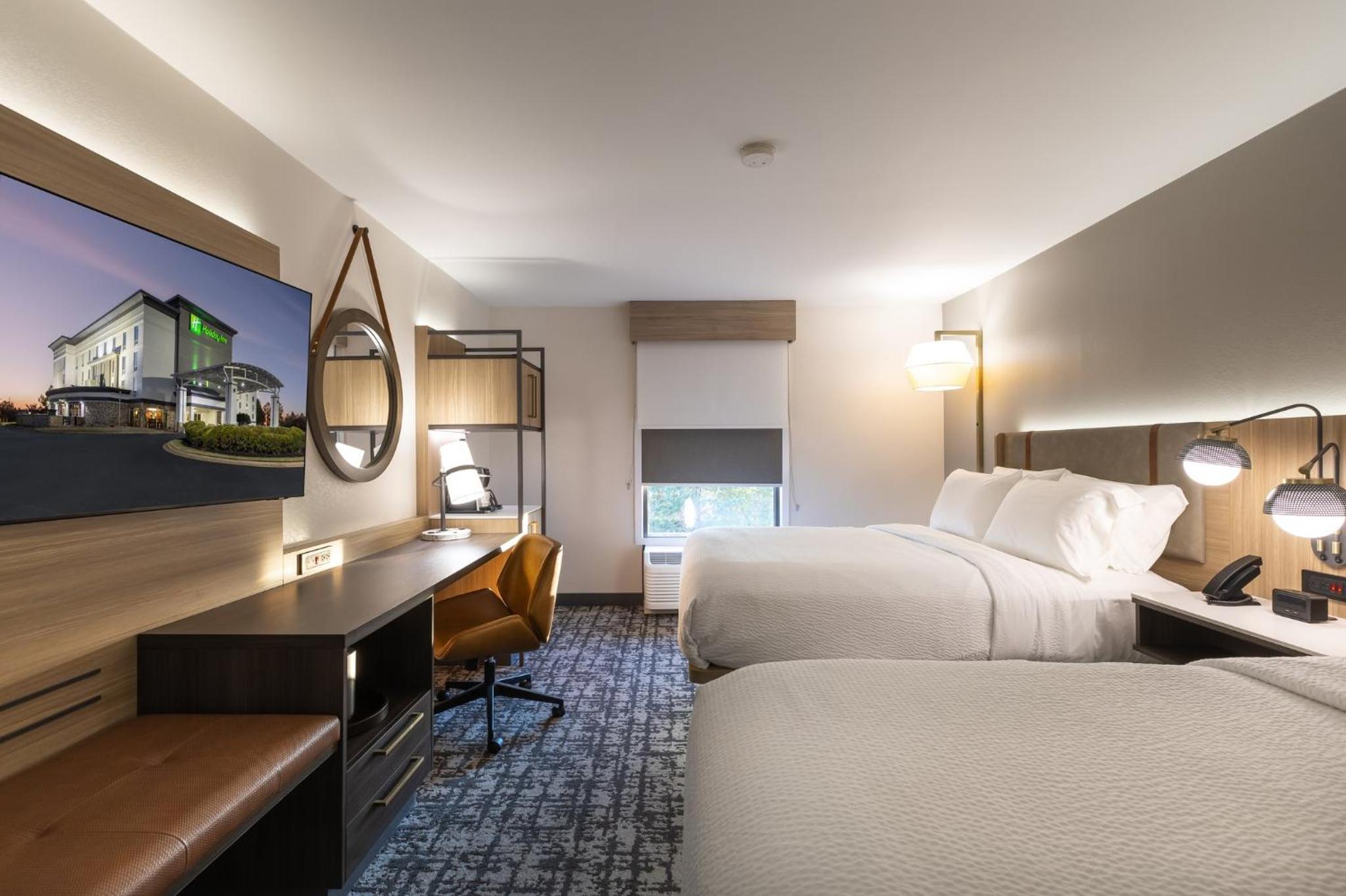 Standard Room with Two Queen Beds - Photo 7
