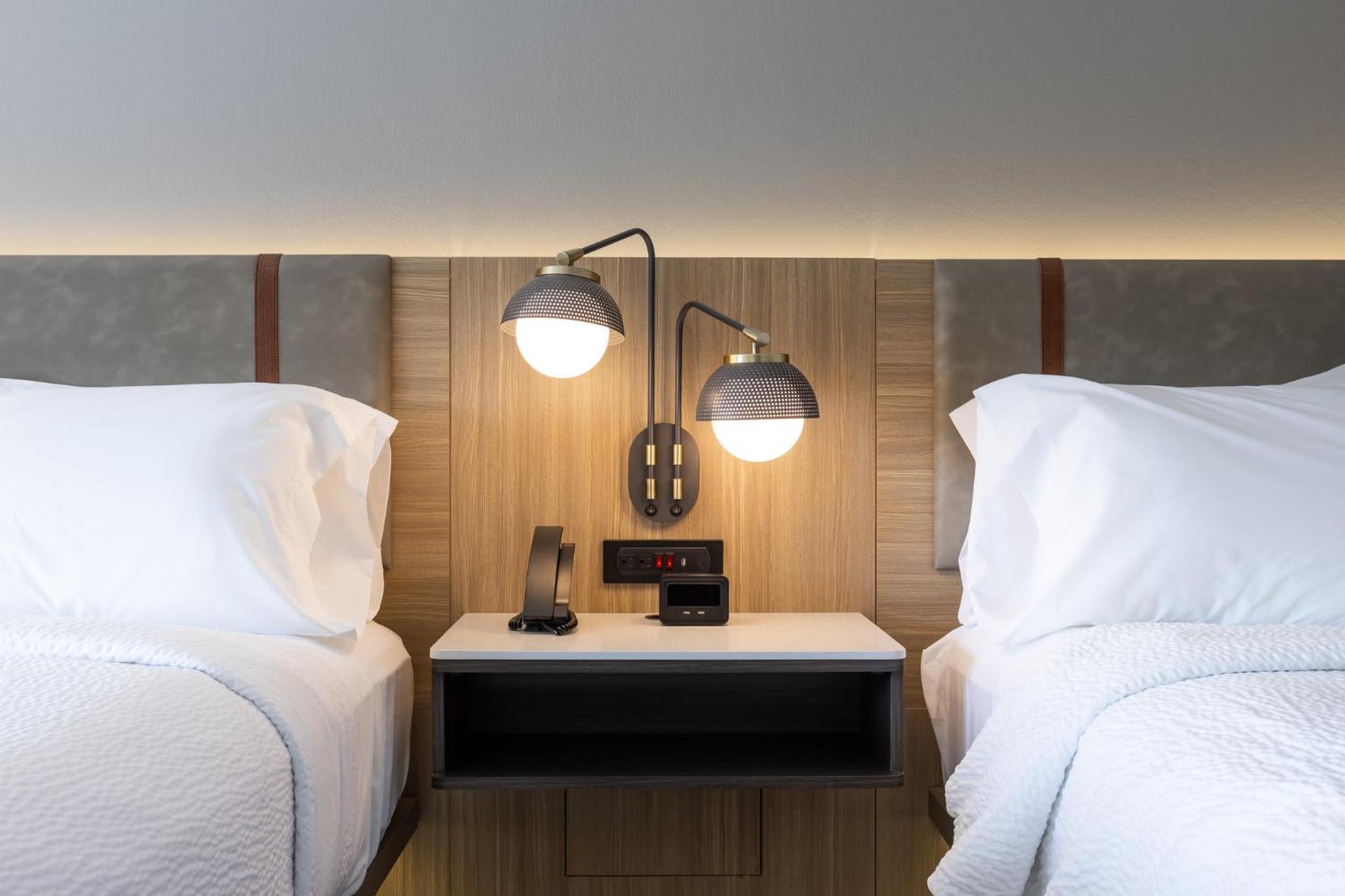 Standard Room with Two Queen Beds - Photo 5