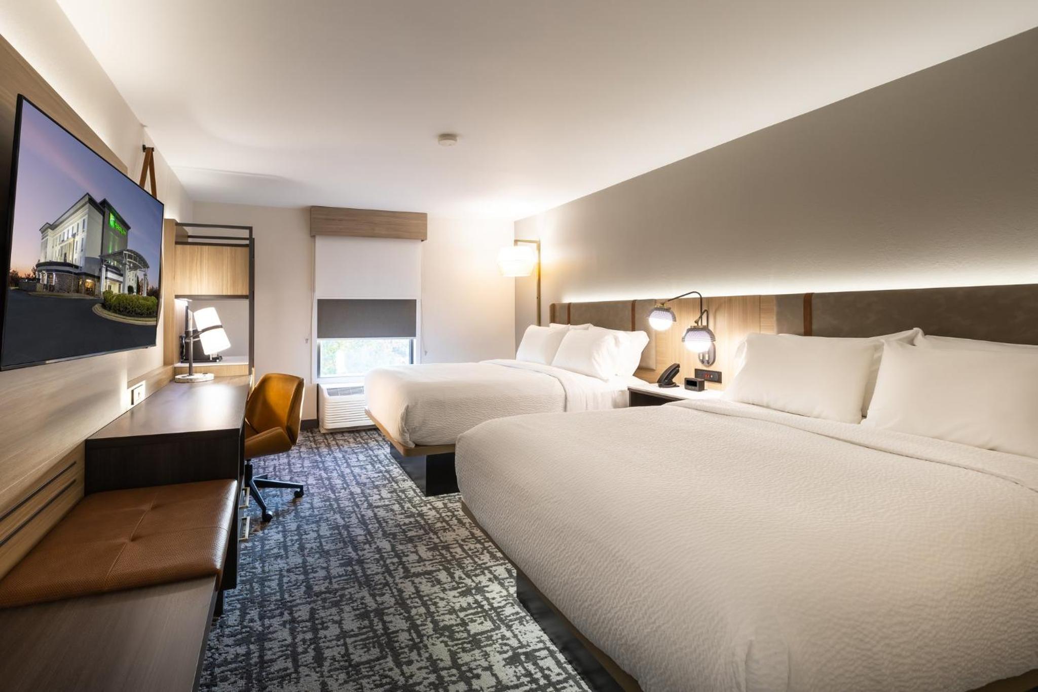 Standard Room with Two Queen Beds - Photo 3