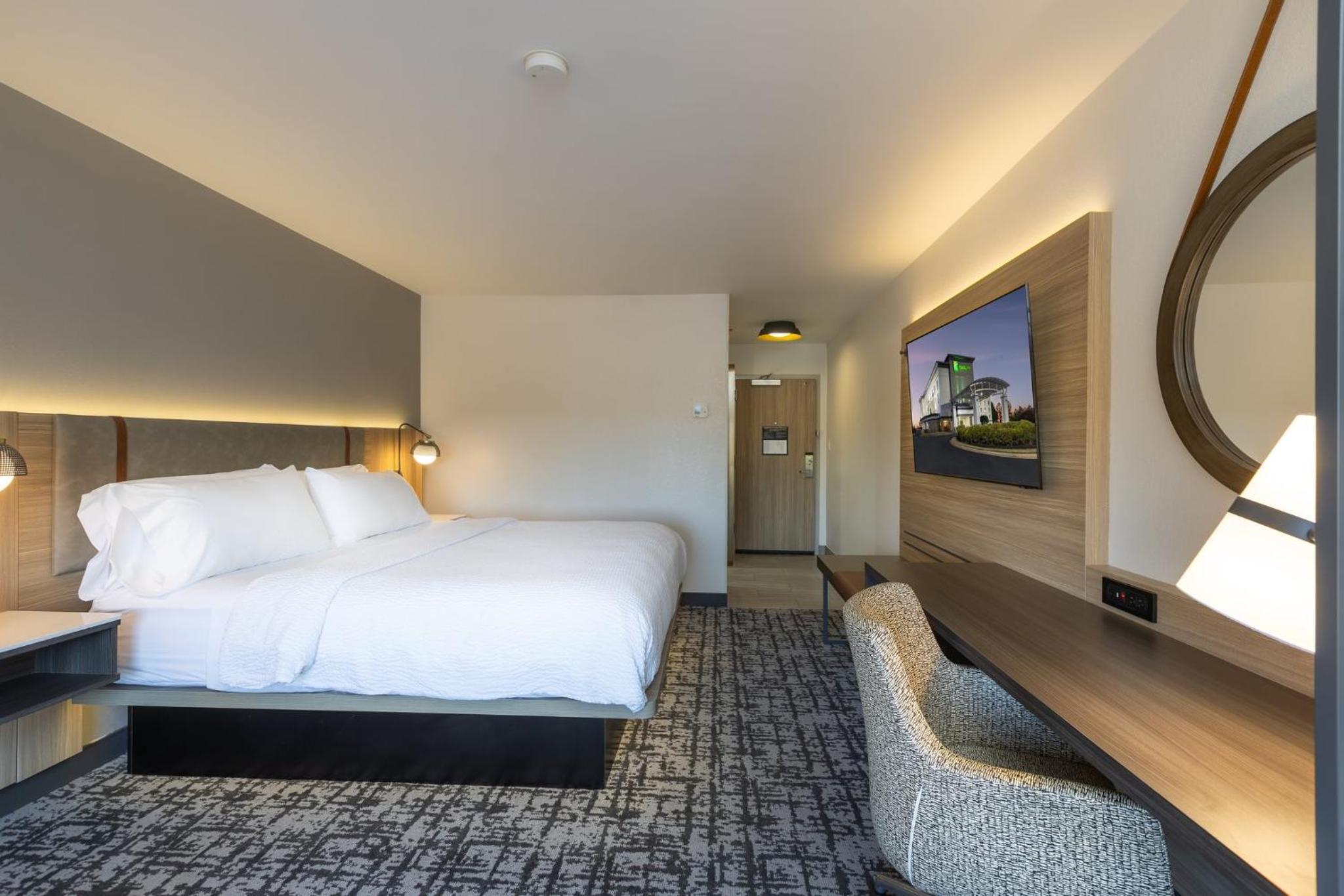 Standard King Room - Photo 9