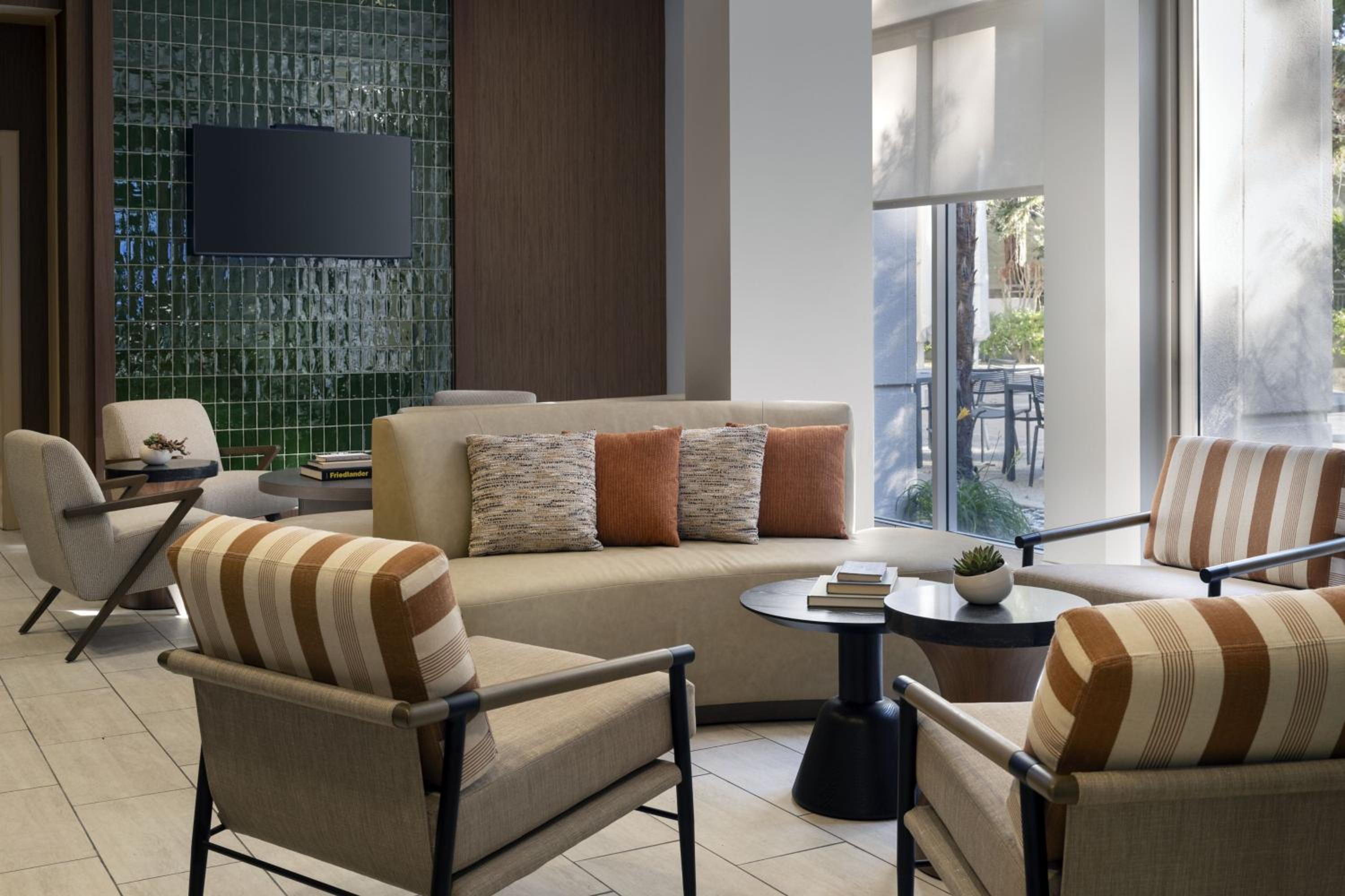 Concierge Level King Room - Photo 12