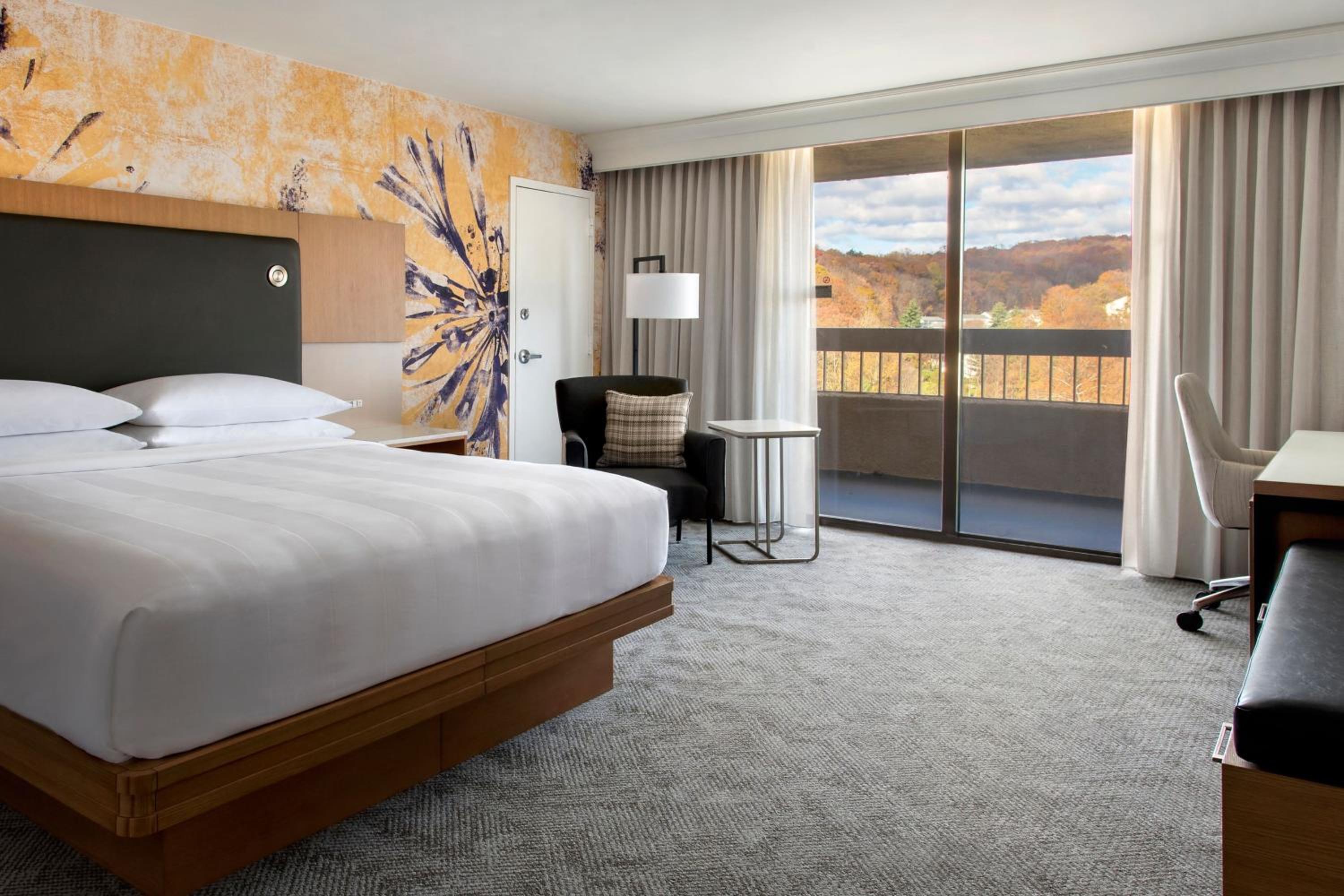 King Room with Balcony - Photo 4