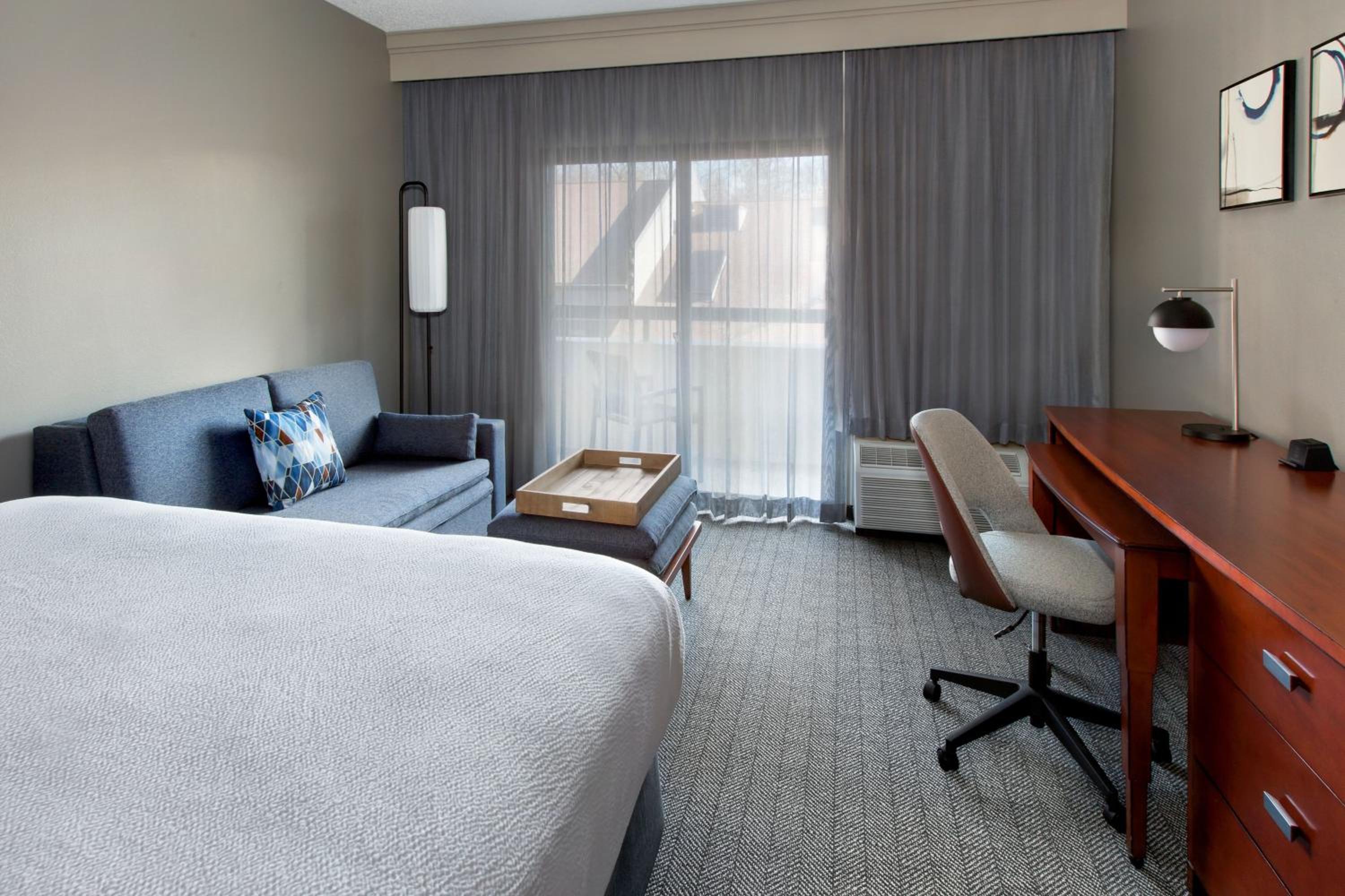 King Room with Sofa Bed - Photo 1
