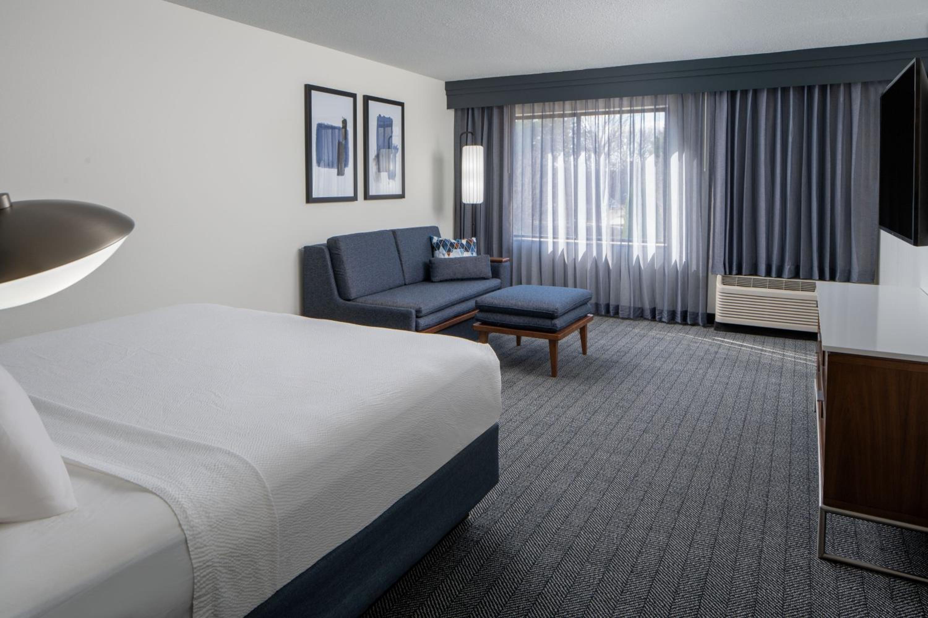 King Room with Sofa Bed - Non-Smoking - Photo 1
