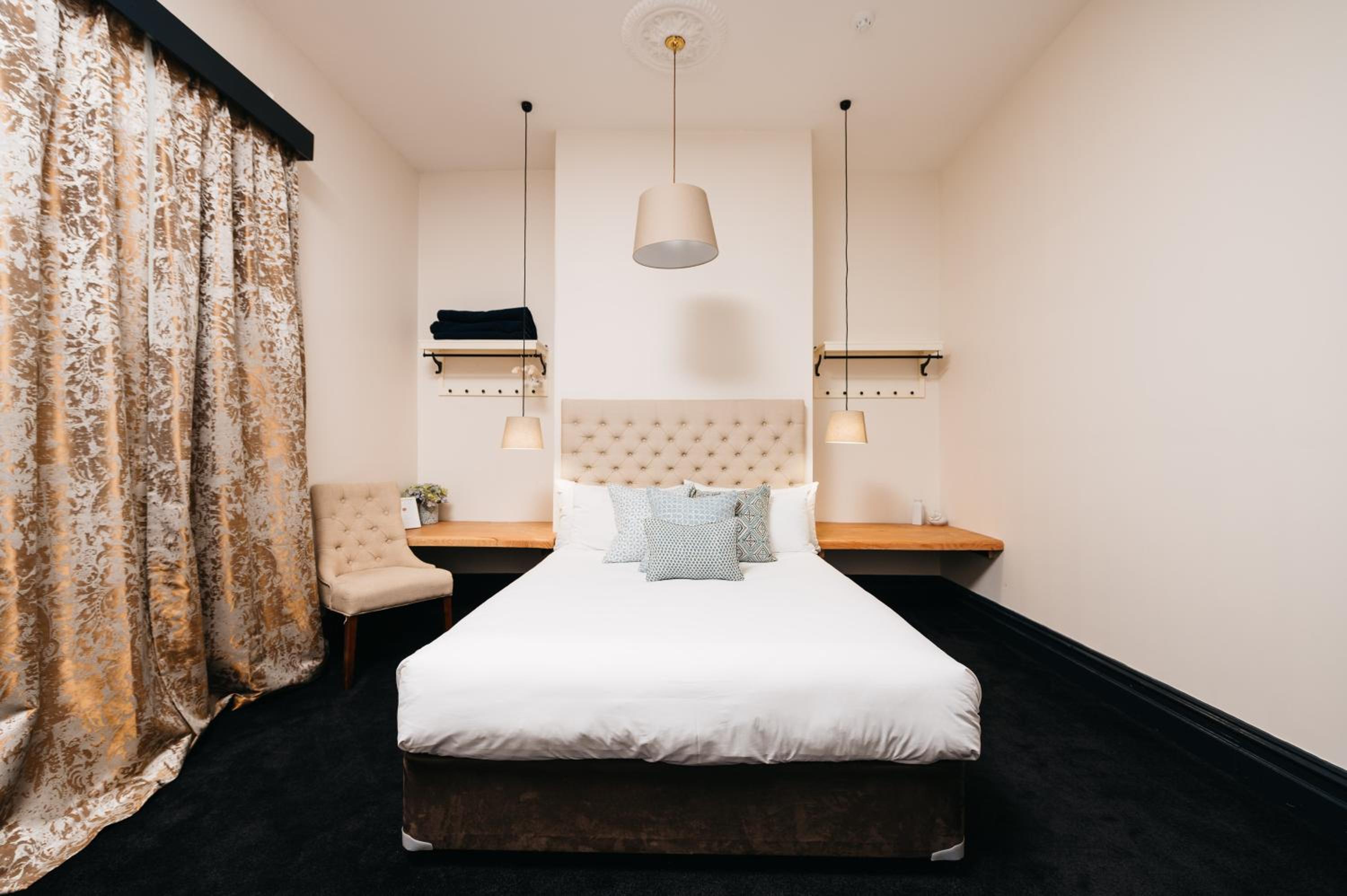 Heritage Queen Room photo 2